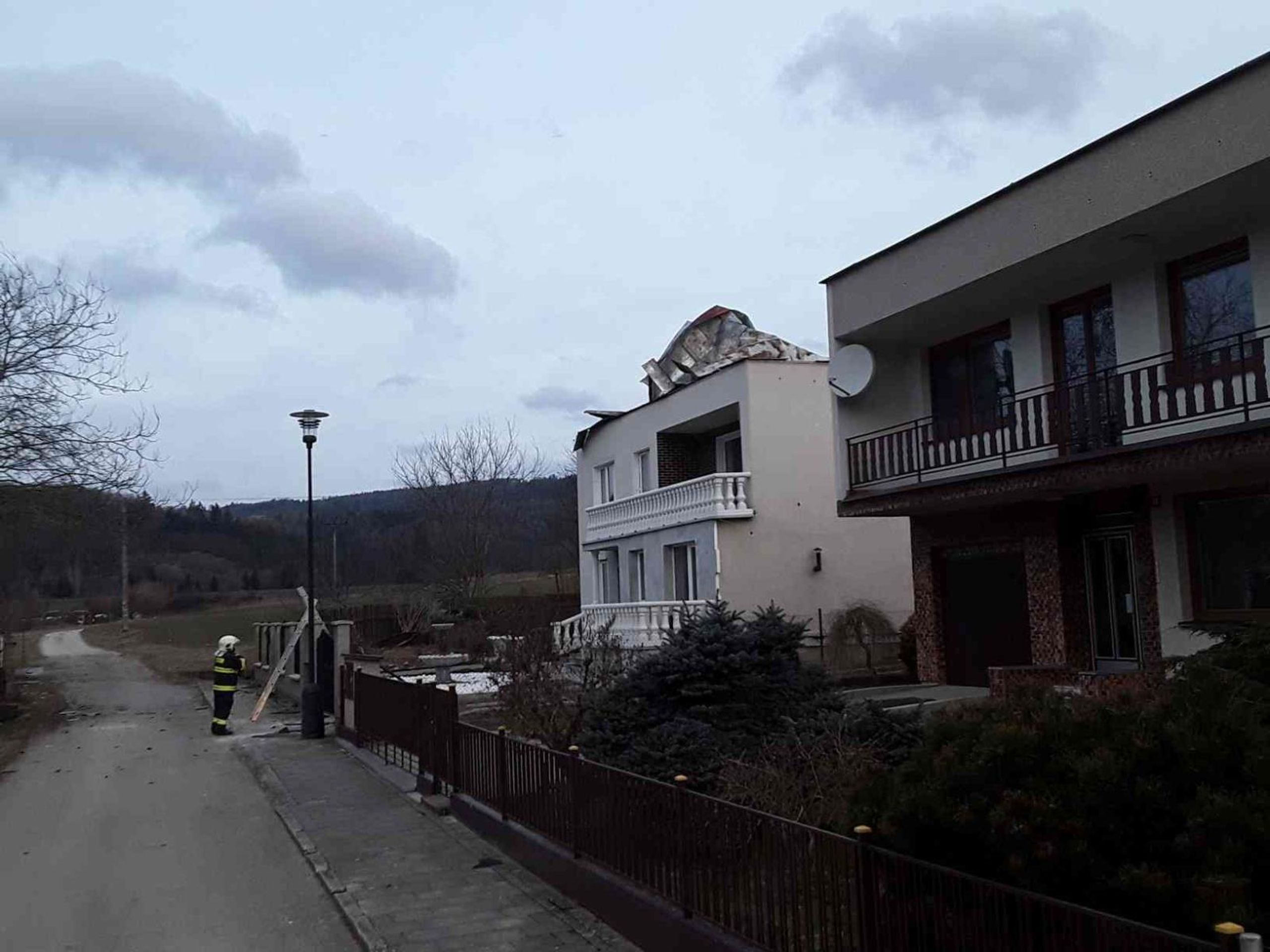 Popadané stromy a uvolněné střešní krytiny v Olomouckém kraji - 14 - GALERIE: Popadané stromy a uvolněné střešní krytiny v Olomouckém kraji (14/15)