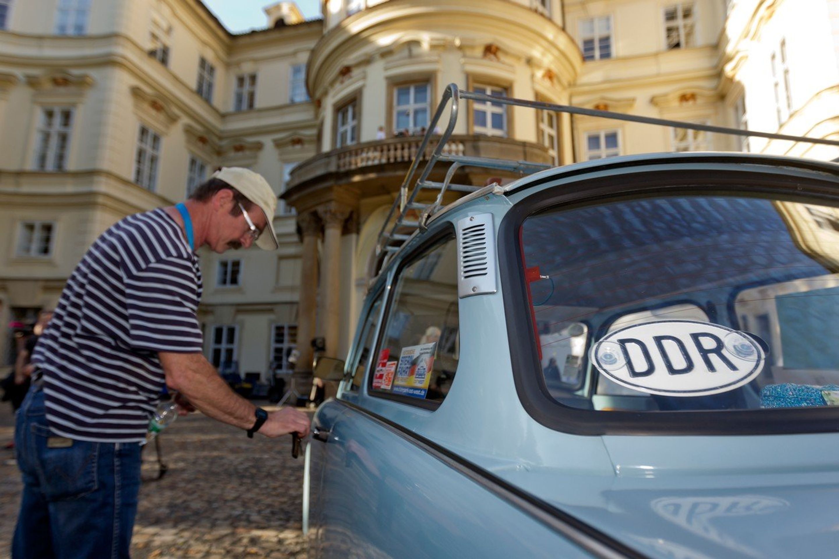 Trabant před ambasádou NSR v Praze - GALERIE: 30 let od útěku Němců z NDR do NSR (2/4)