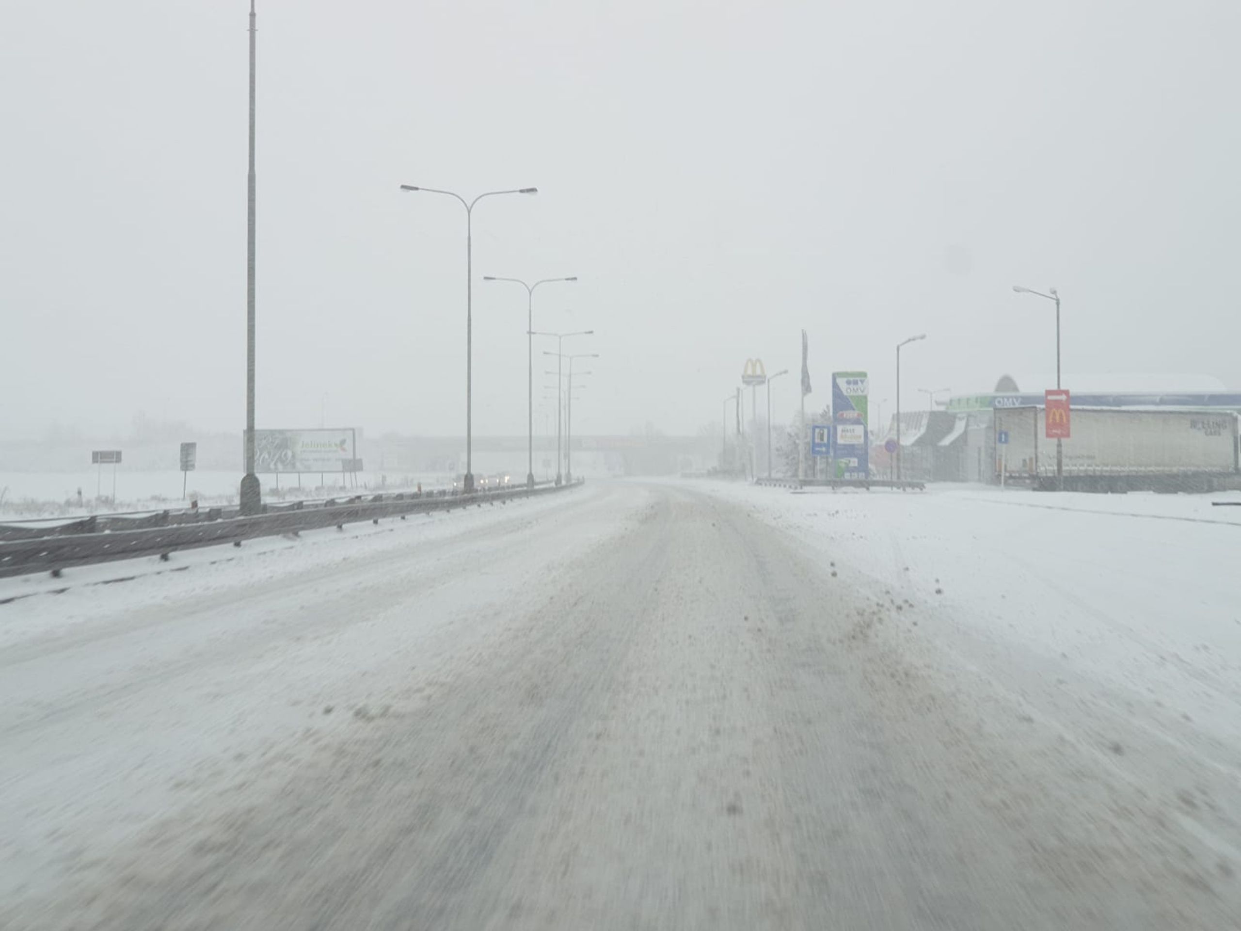 Sníh komplikuje dopravu - 3 - GALERIE: Sníh ochromil dopravu v Česku (4/18)