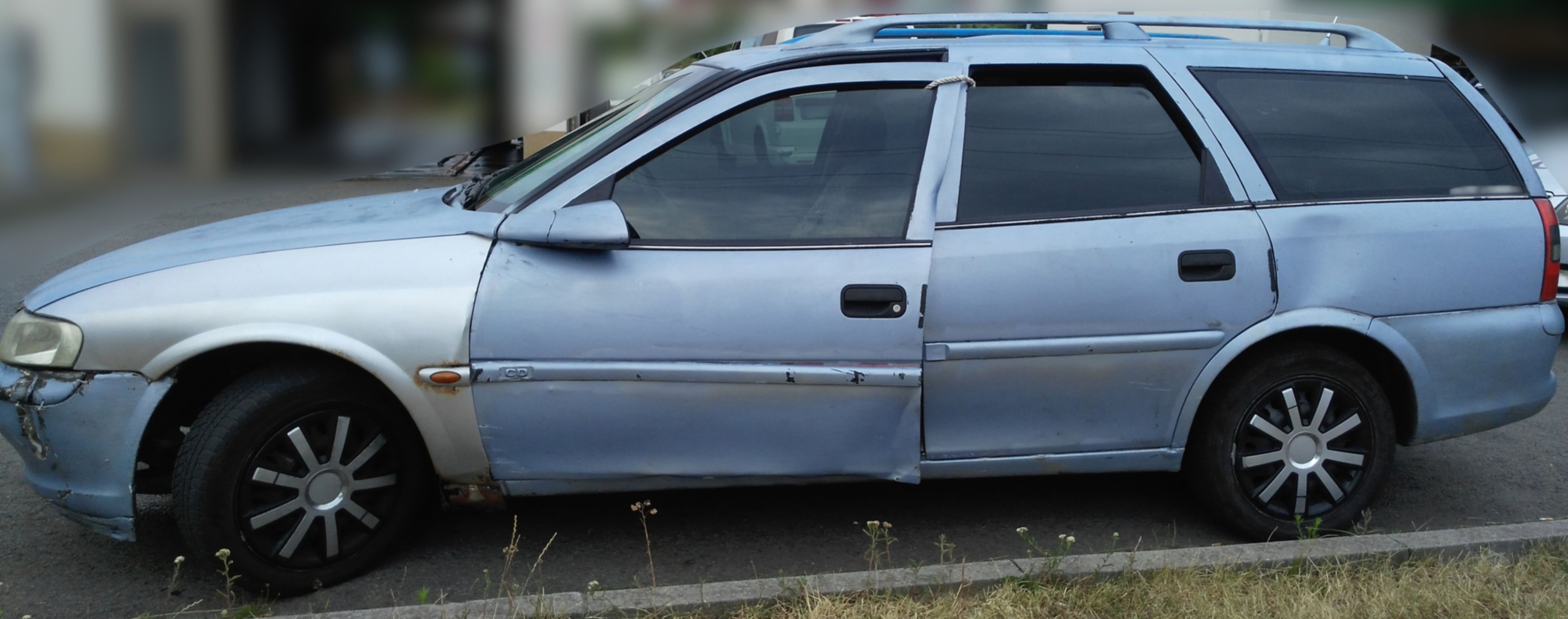 Auto ve velmi špatném technickém stavu v Ostravě-Porubě - 3 - GALERIE: Auto ve velmi špatném technickém stavu v Ostravě-Porubě (3/4)