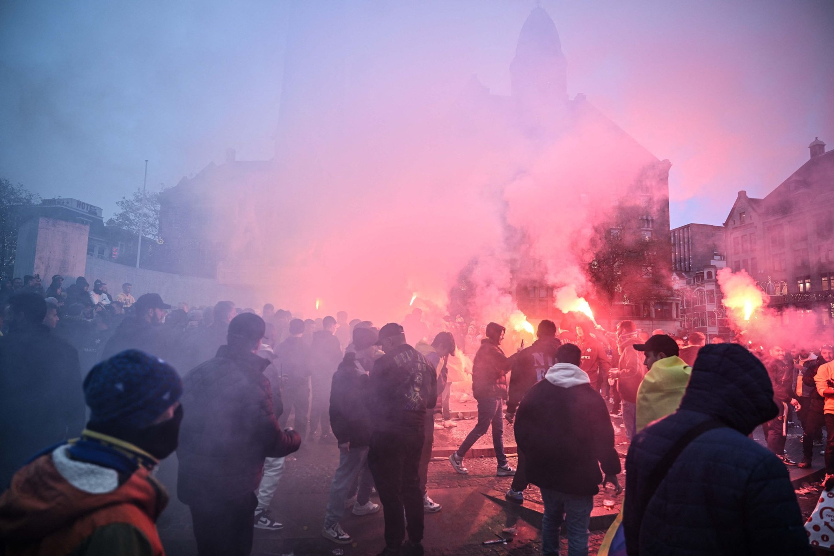 Izraelští fotbaloví fanoušci čelili sérii útoků v centru Amsterdamu (3) - Izraelští fotbaloví fanoušci čelili sérii útoků (4/4)