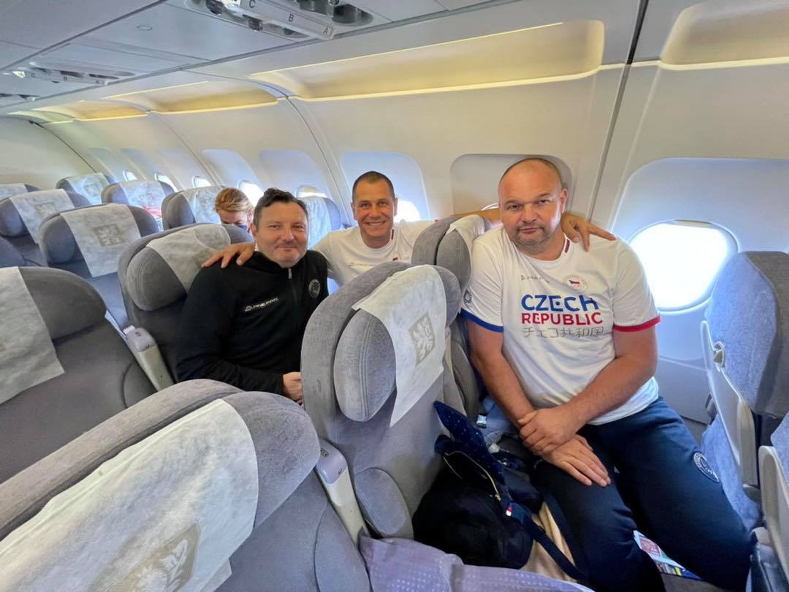 Cestující do Tokia v letadle bez roušek - GALERIE: Čeští sportovci se fotili bez roušek, pak zasáhl covid (3/5)