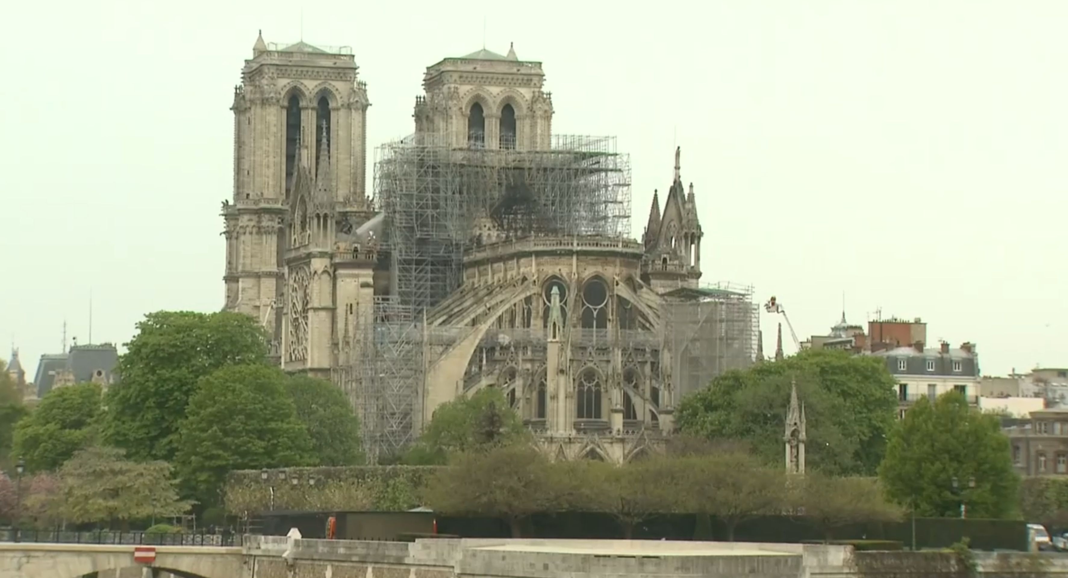 Notre-Dame zpustošil požár - 2 - GALERIE: Obří požár katedrály Notre Dame (7/14)