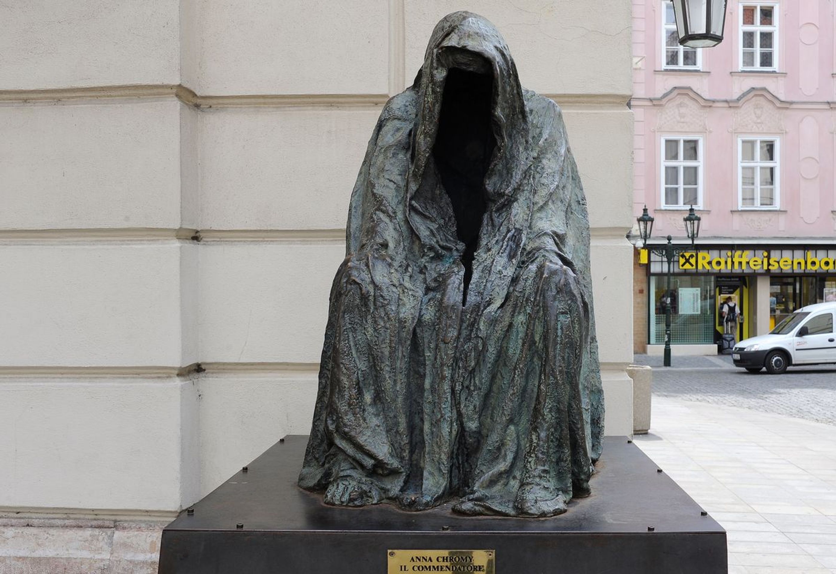 Pražské pomníky a sochy - socha u Stavovského divadla - GALERIE: Pražské sochy a památníky (1/9)