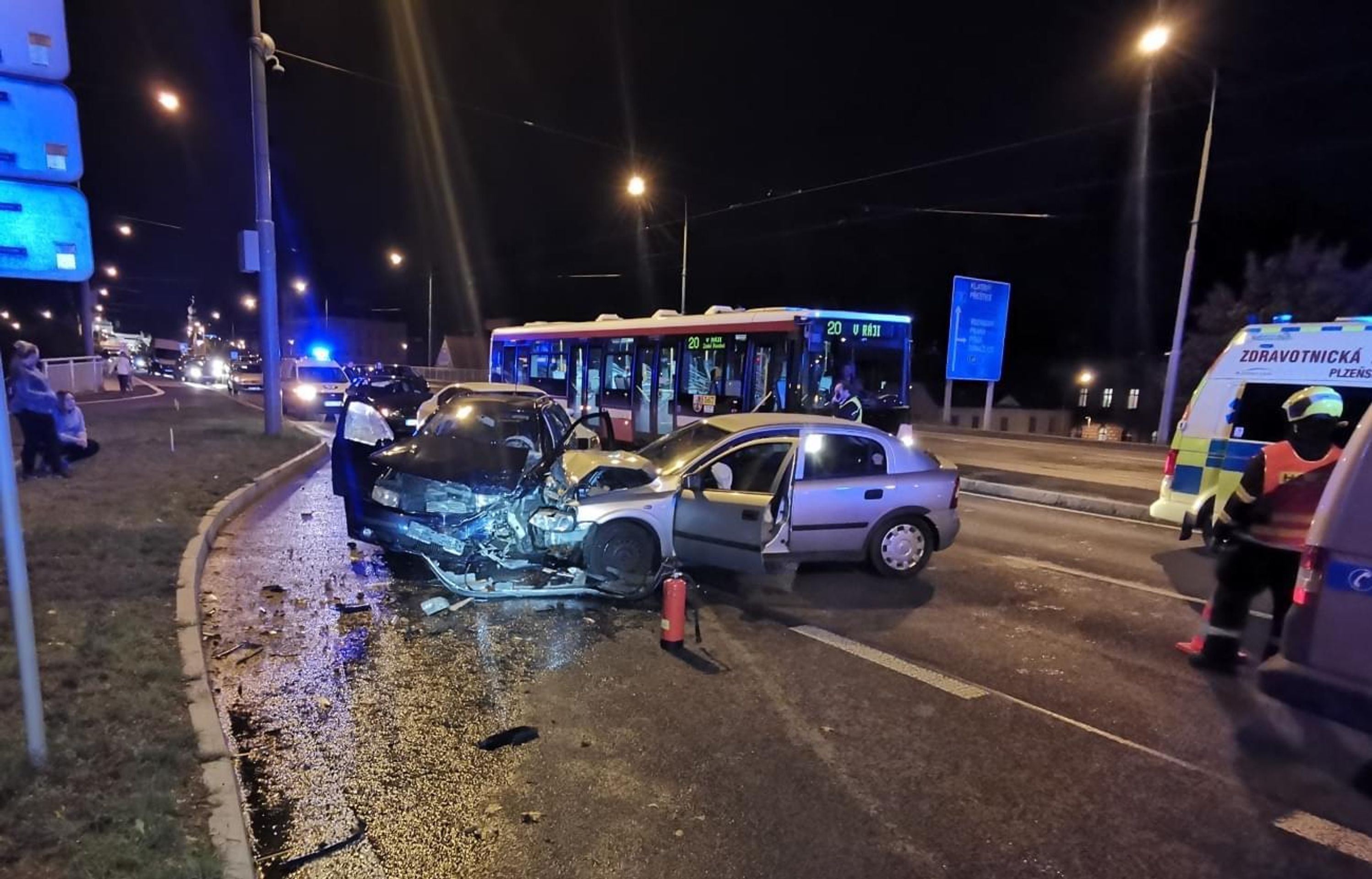 Při nehodě v Plzni se zranili tři lidé - 8 - GALERIE: Řidička v Plzni smetla škodovku (1/7)