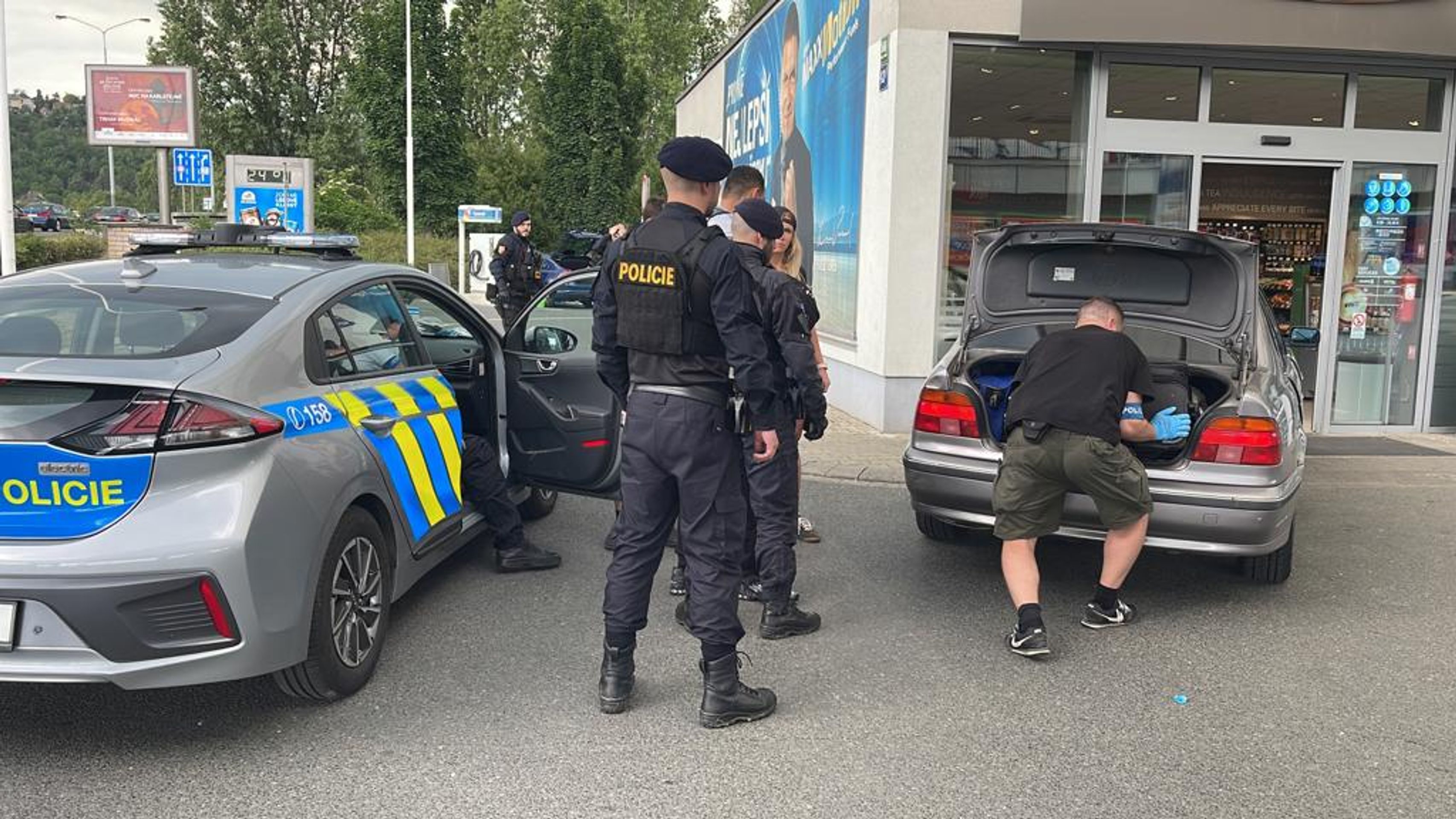 Zásah policistů z protidrogového oddělení v Praze 2 - Zásah policistů z protidrogového oddělení v Praze (2/5)