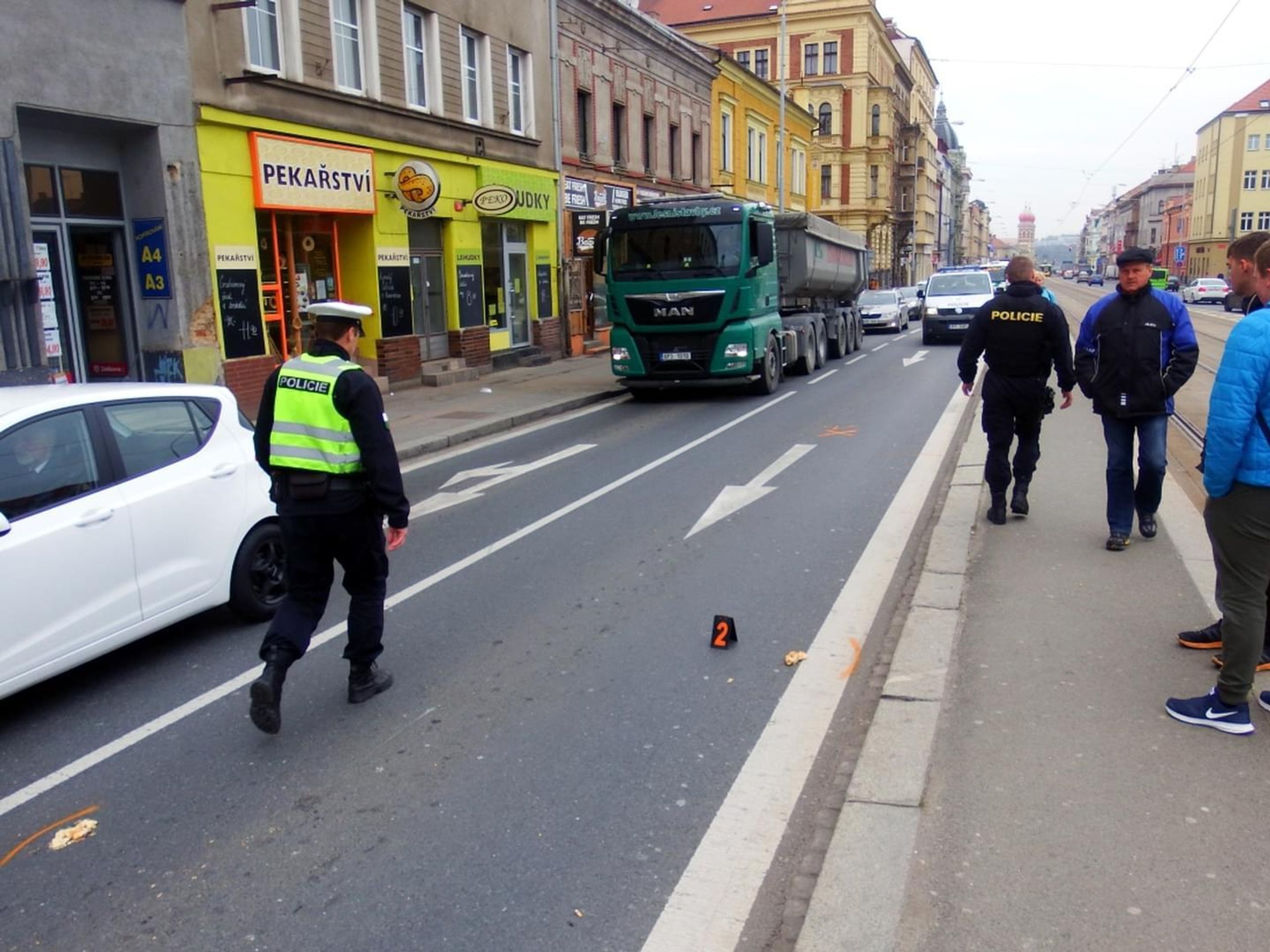 Muže srazilo auto, když dobíhal tramvaj - 8 - GALERIE: Muže srazilo auto, když dobíhal tramvaj (8/9)