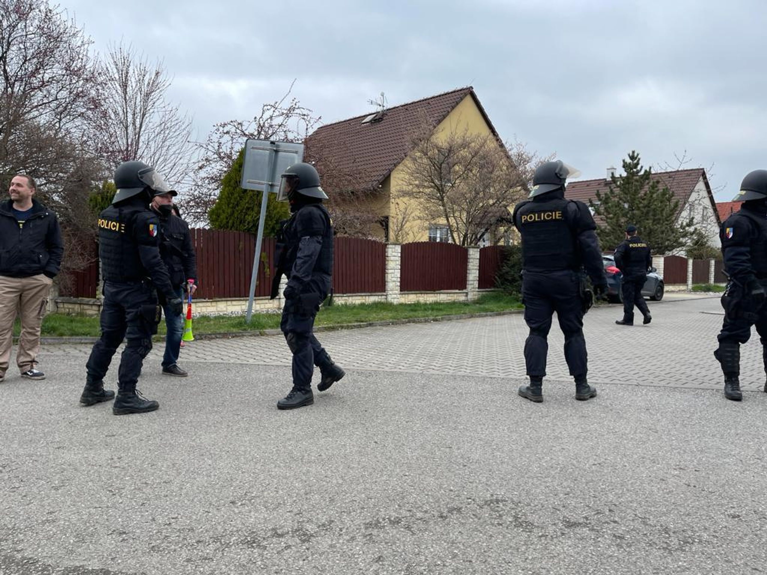 Konflikt s demonstranty před domem vicepremiéra Jana Hamáčka - 9 - GALERIE: Policie zasáhla u domu Jana Hamáčka (2/5)