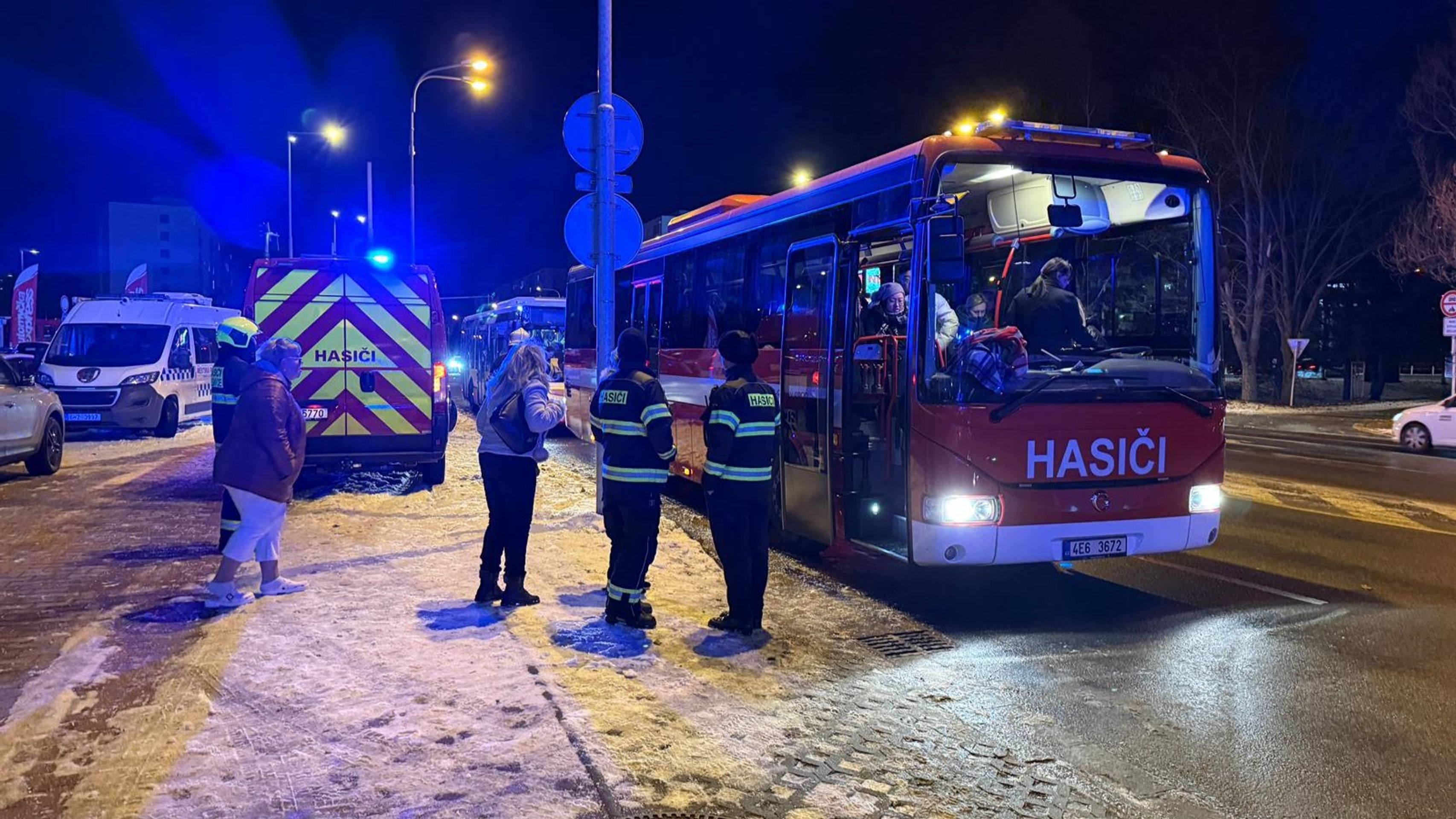 Evakuační autobus - Zásah v obchodním centru v Hradci Králové (5/9)