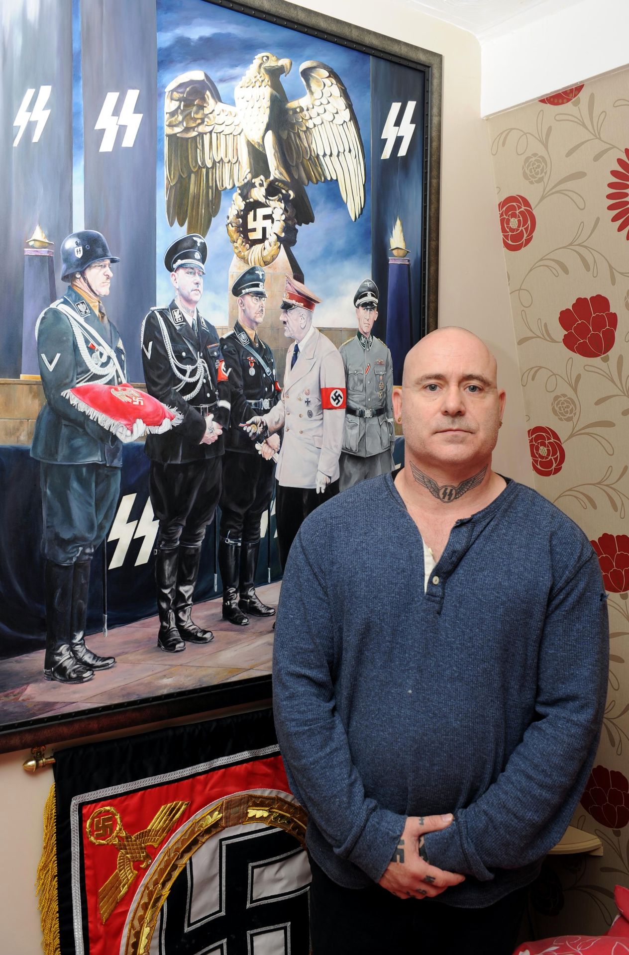 Paul Dutton miluje Hitlera - 6 - GALERIE: Zbláznil se? Muž běžně chodí v nacistické uniformě a zbožňuje Hitlera (1/6)