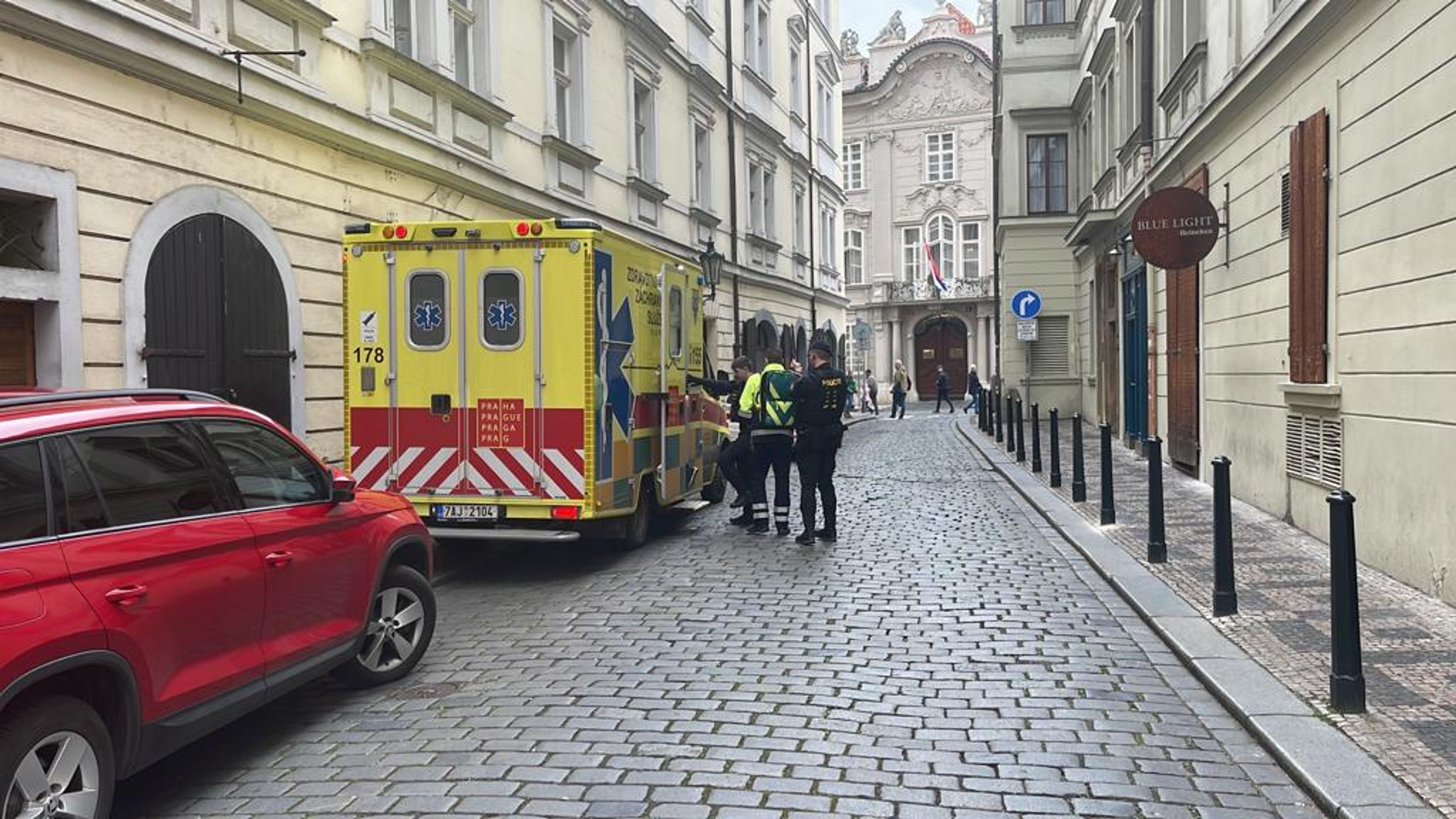 Policejní zásah ve škole na Malé straně - Policejní zásah na Malé straně (6/7)