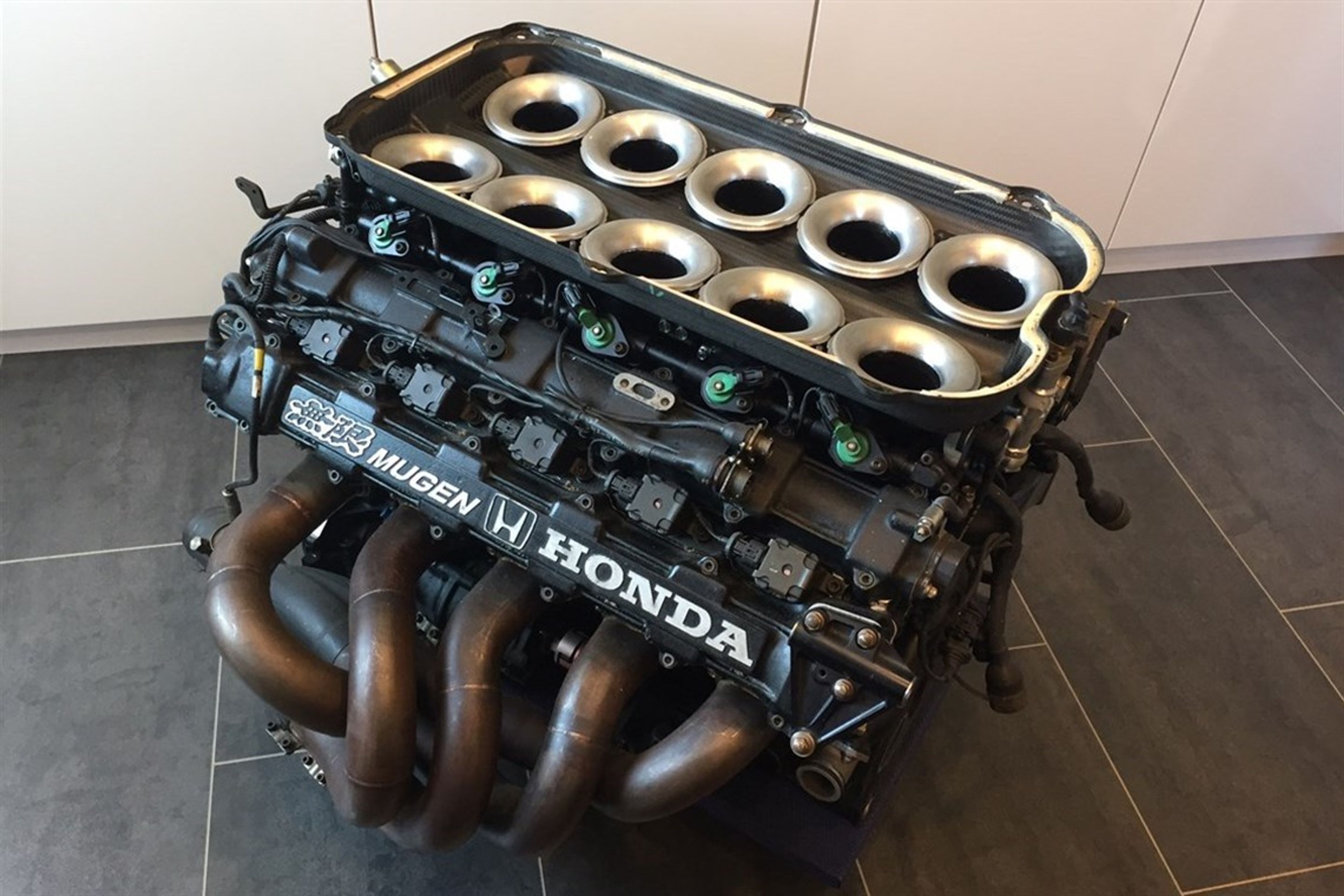 motor - 10 - FOTOGALERIE: Motor V10 z formule 1 je na prodej! (3/7)
