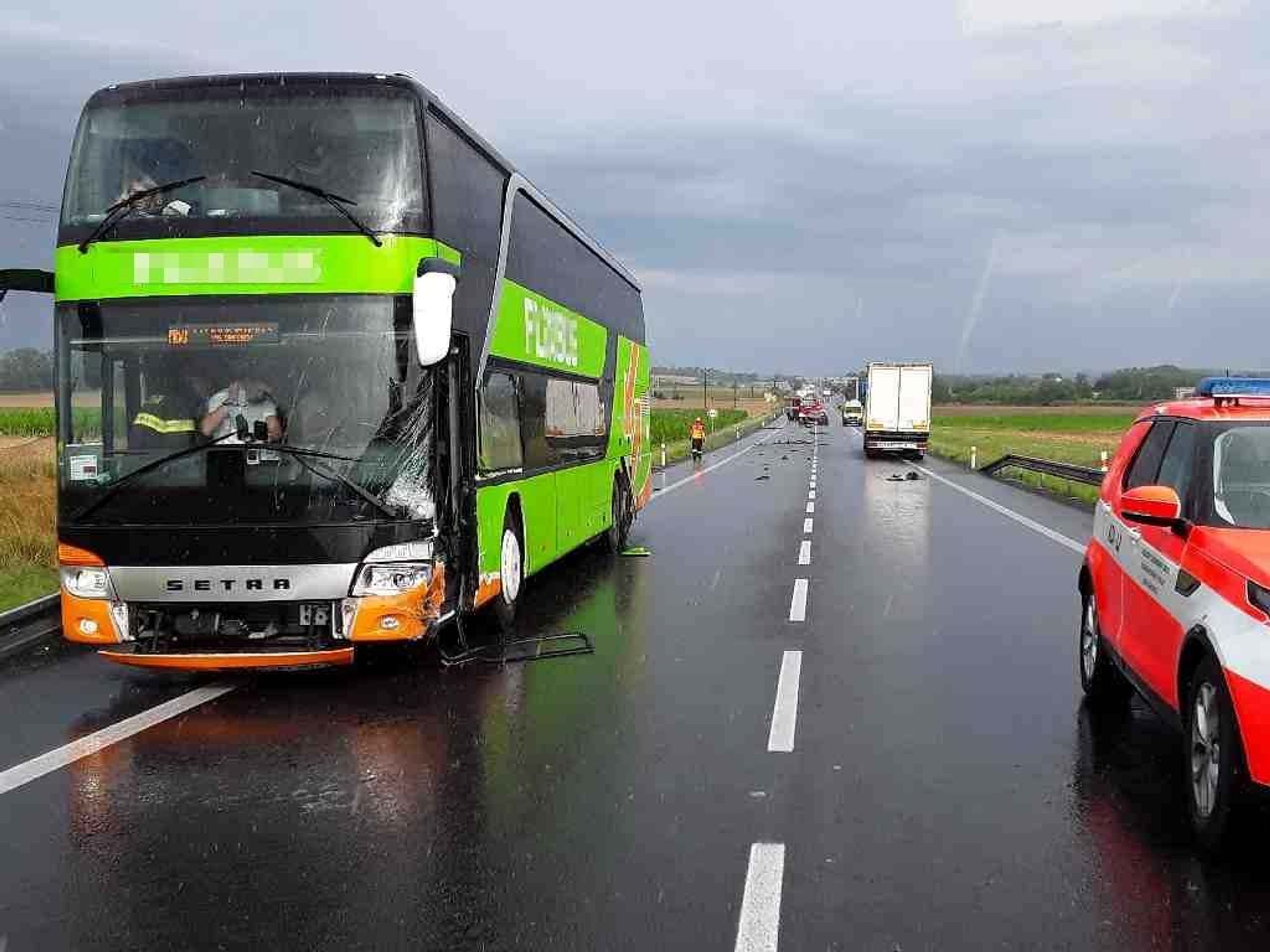 Nehoda autobusu a osobního auta u obce Ivaň - 4 - GALERIE: Nehoda autobusu a osobního auta u obce Ivaň (4/4)