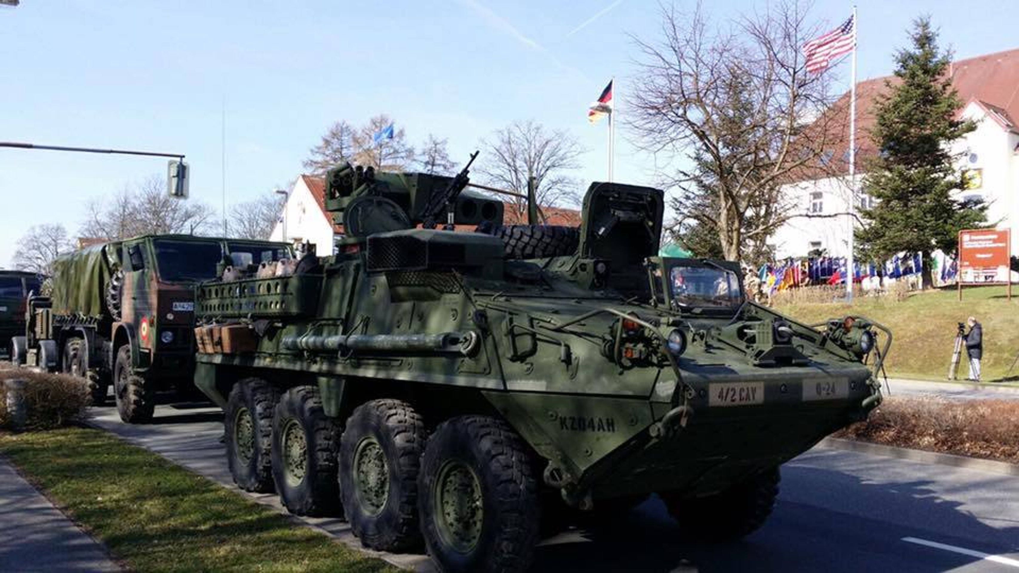 Konvoj americké armády míří do Česka - 5 - GALERIE: Americký armádní konvoj před vjezdem do Česka (1/5)