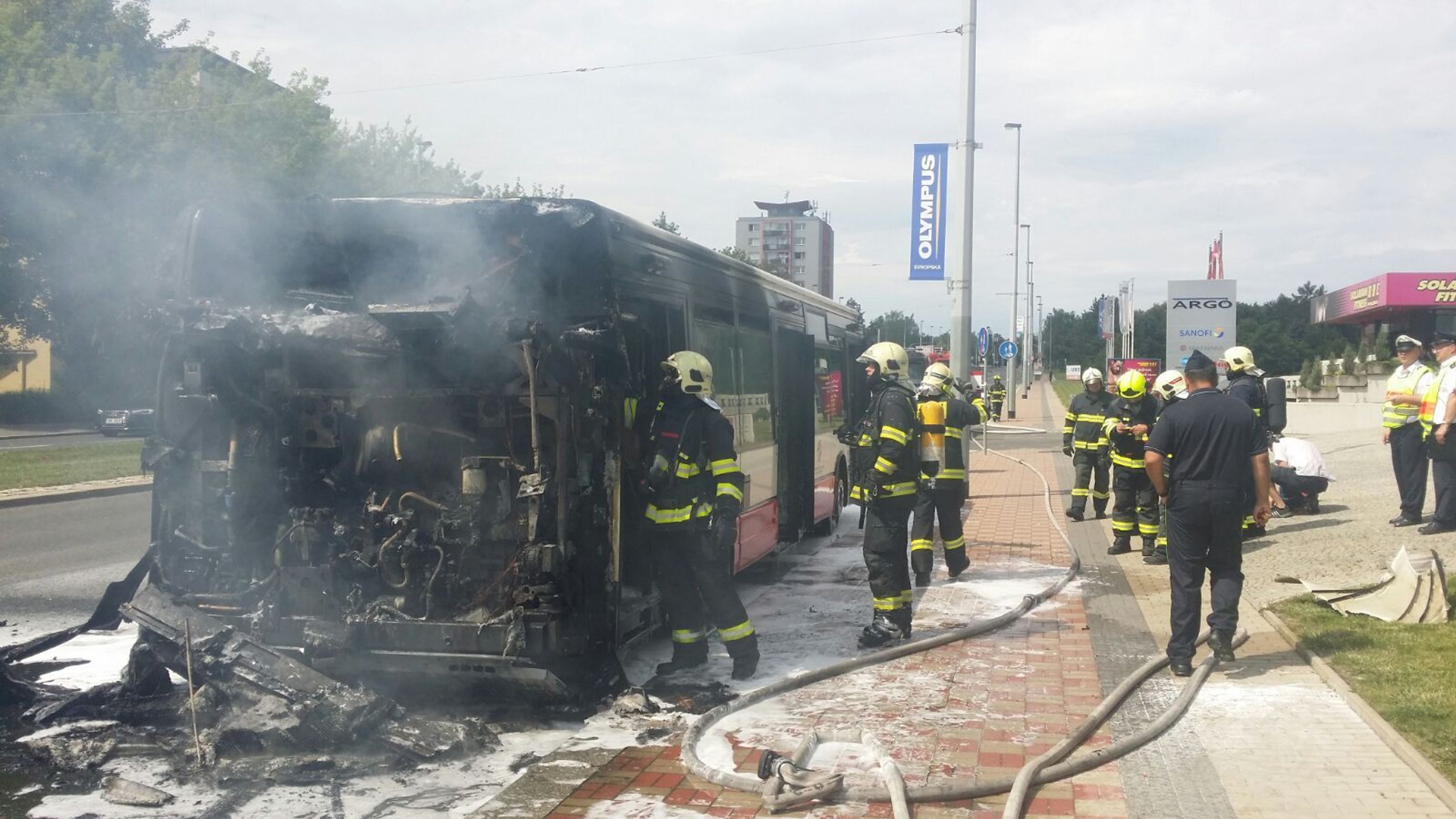 Požár autobusu na Evropské - 2 - GALERIE: Požár autobusu na Evropské (9/10)