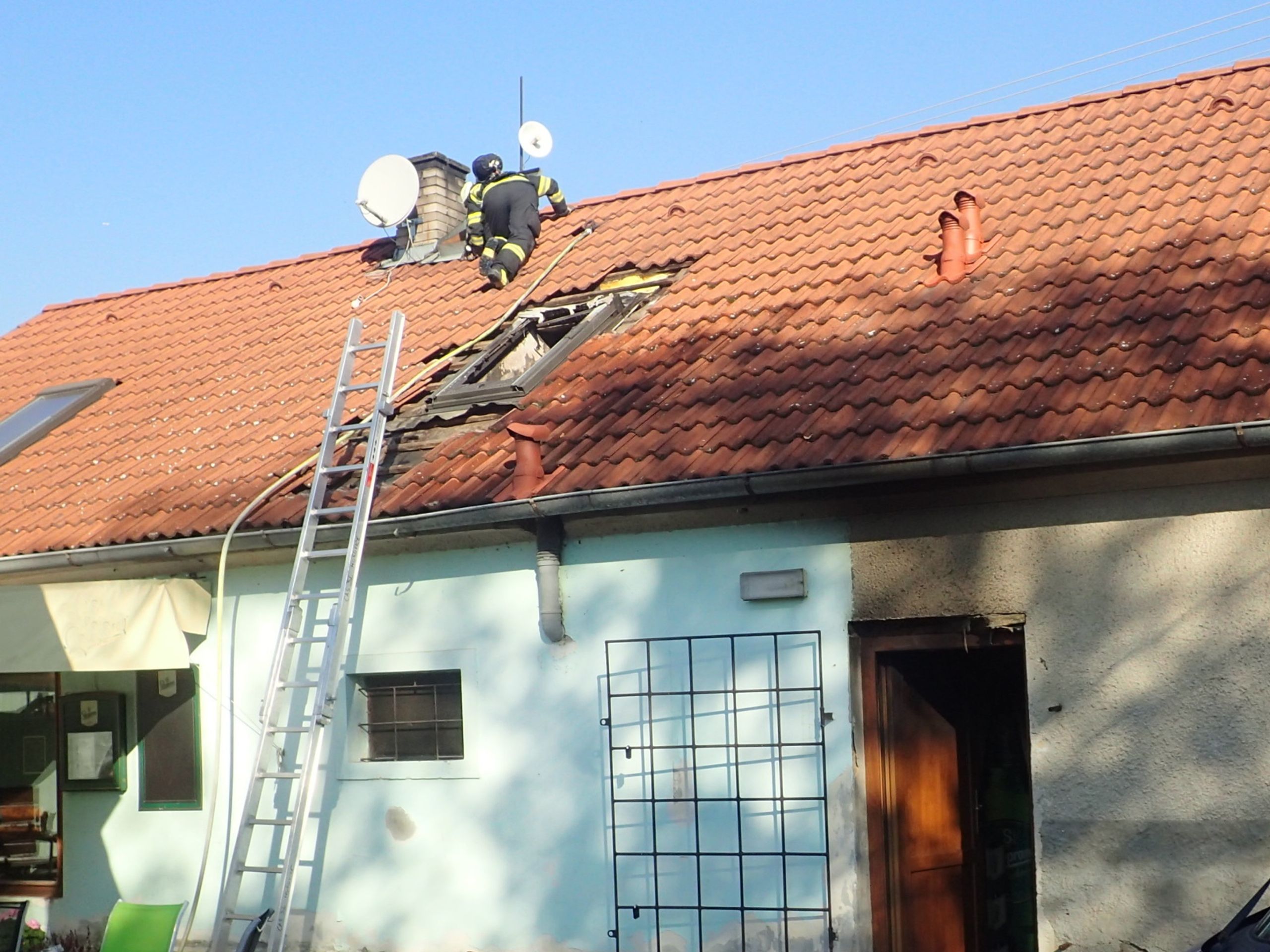 Požár restaurace na Berounsku - 3 - GALERIE: Požár restaurace na Berounsku (3/8)