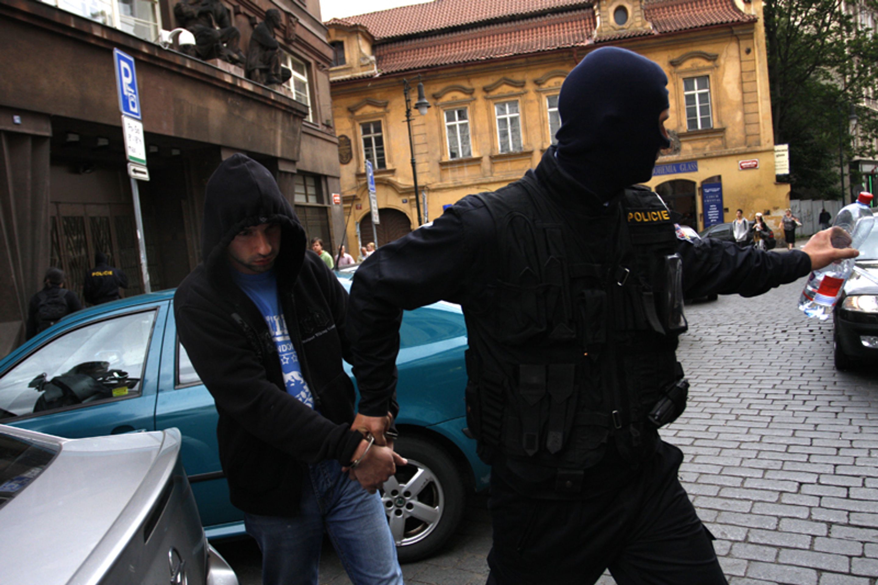 Policisté předvádějí extremisty zadržené při velké razii-8 - FOTOGALERIE: Policisté předvádějí extremisty zadržené při velké razii (5/18)