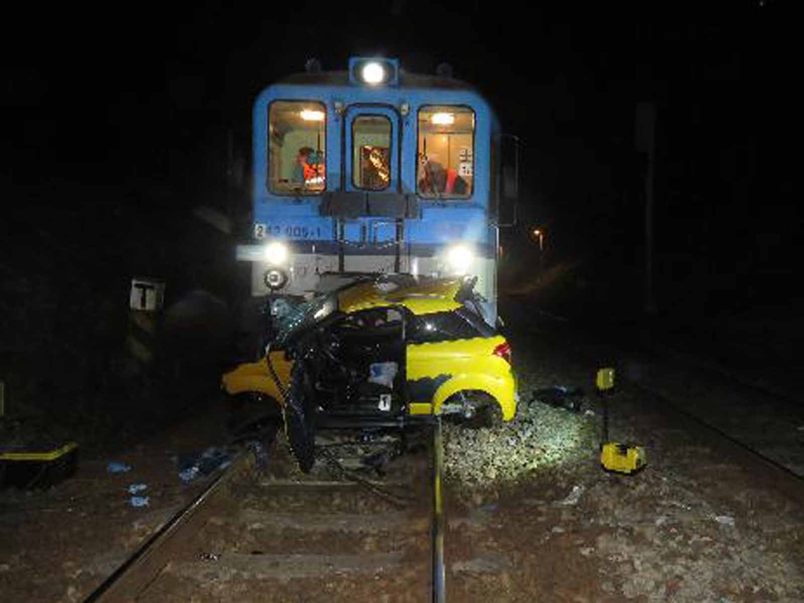 Nehoda na železničním přejezdu mezi Troubskem a Ostopovicem - 2 - GALERIE: Nehoda na železničním přejezdu mezi Troubskem a Ostopovicem (2/4)