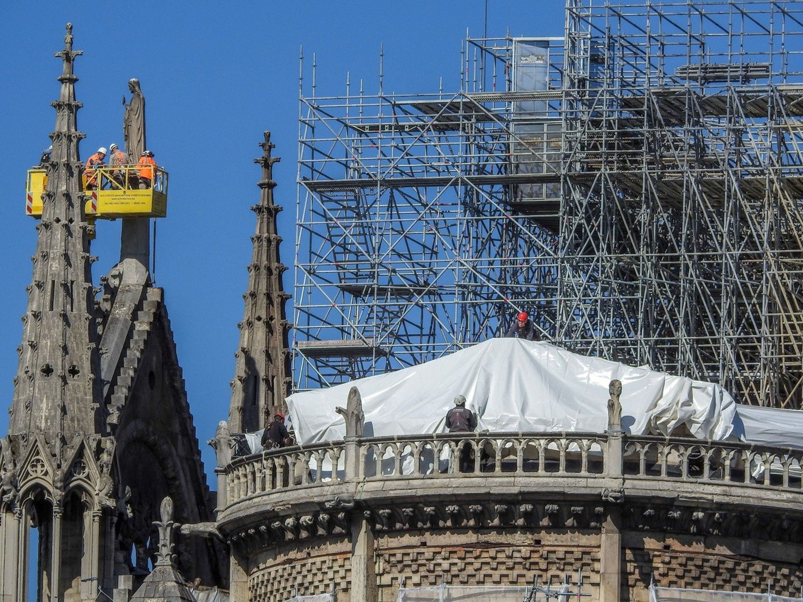 Plachta na katedrále Notre-Dame - GALERIE: Pokládání plachty na katedrálu Notre-Dame (1/3)