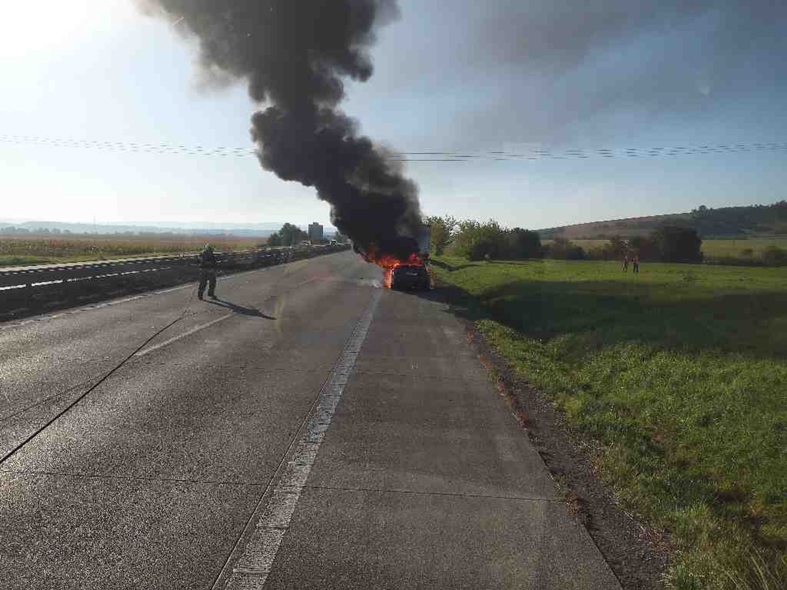 Požár osobního auta zastavil provoz (2) - Požár osobního auta (4/7)