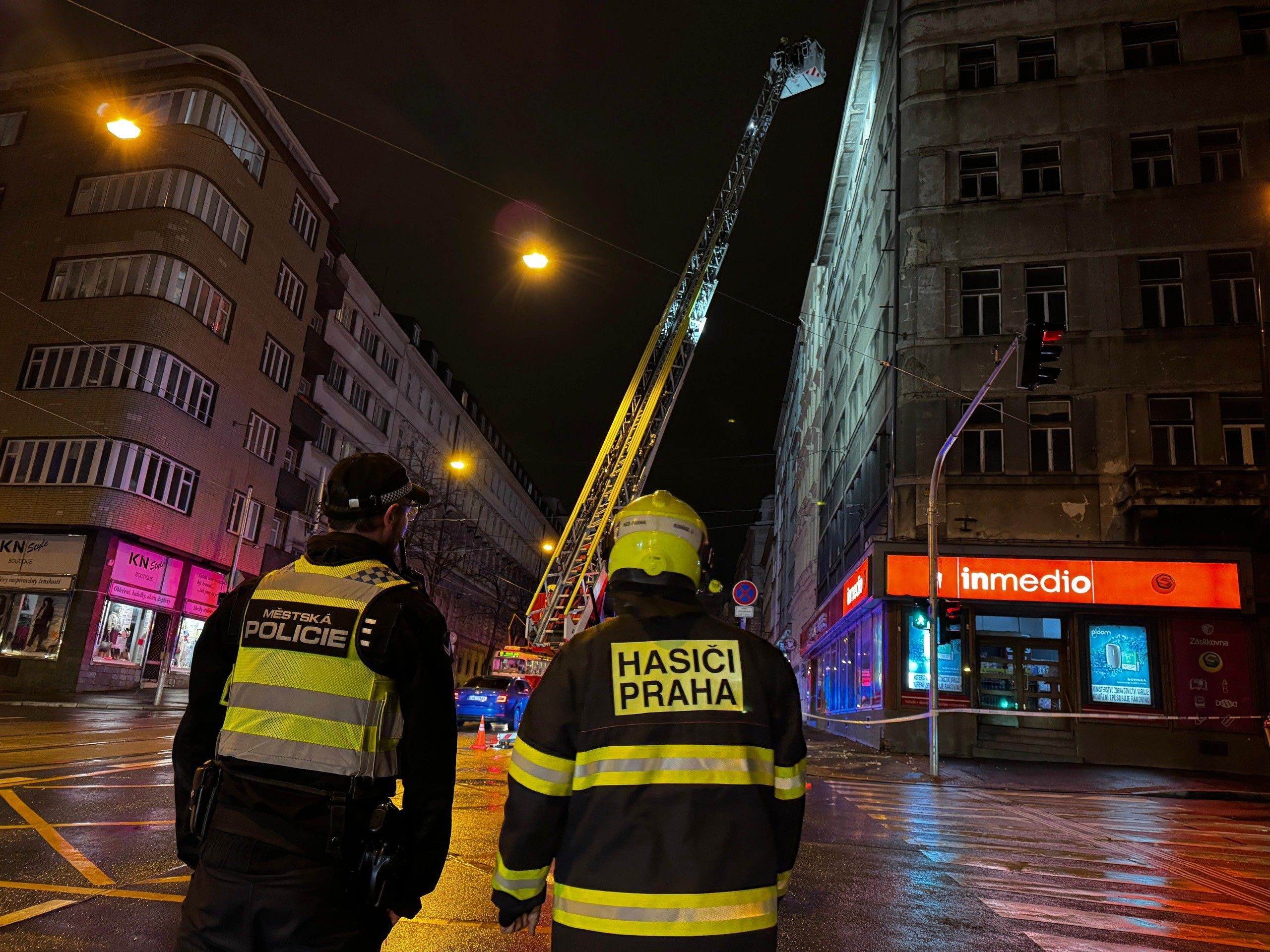 Vítr: Pád omítky - Silný vítr dělal neplechu nejen na dráze (5/7)
