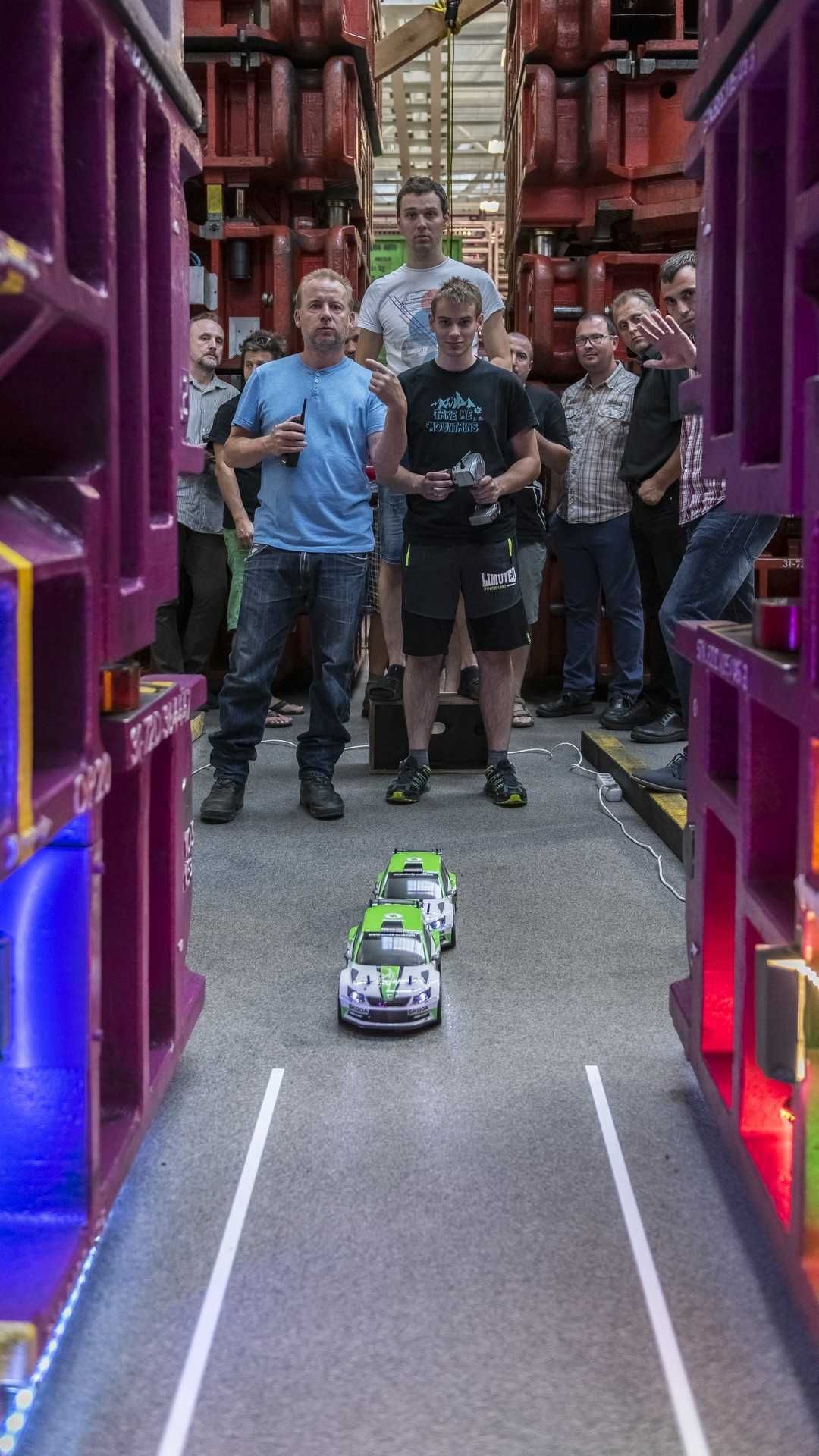 Závodní modely v továrně Škody - 14 - Fotogalerie: Závodní Fabie R5 se prohání továrnou Škody (15/16)