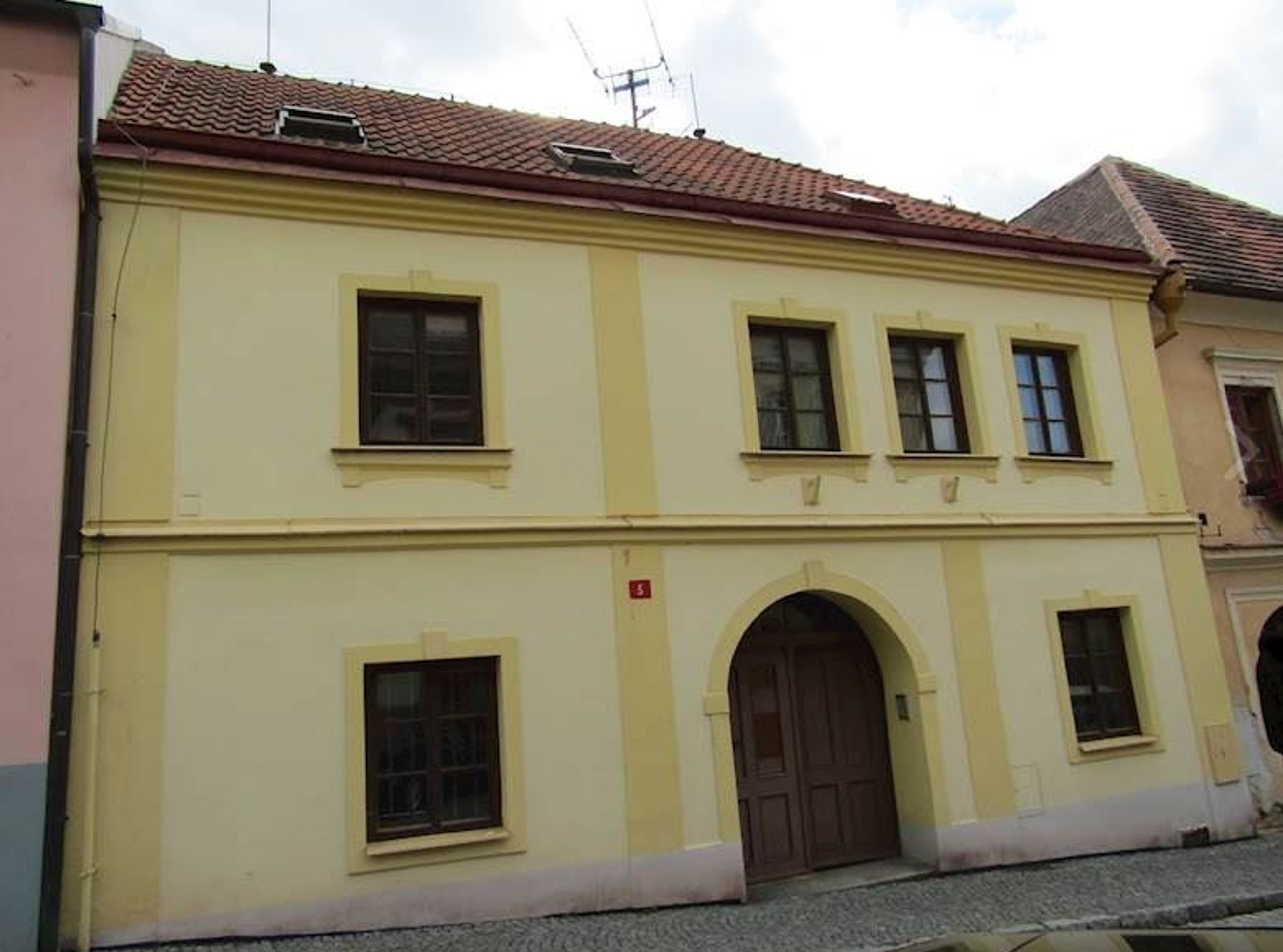 Dům v Domažlicích - GALERIE: Stát prodává zámek i chaloupku na samotě u lesa (9/10)