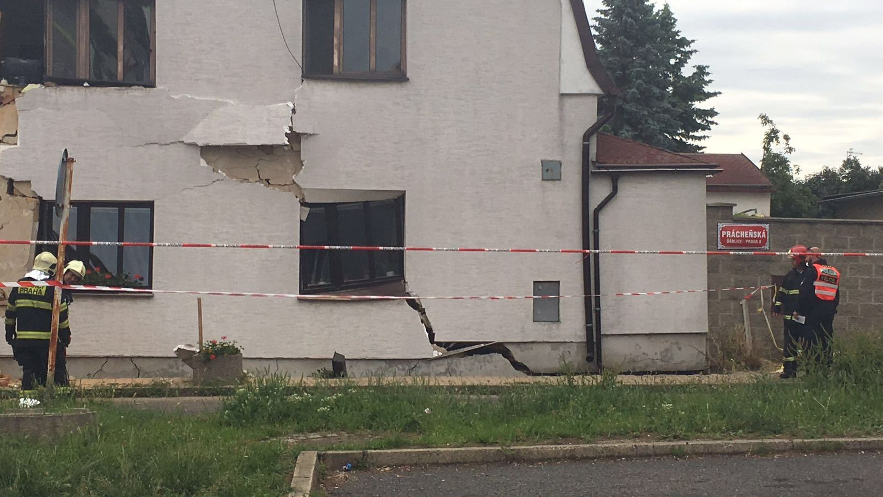 V Ďáblicích se zřítila část domu - 4 - GALERIE: V pražských Ďáblicích se zřítila část domu (4/5)