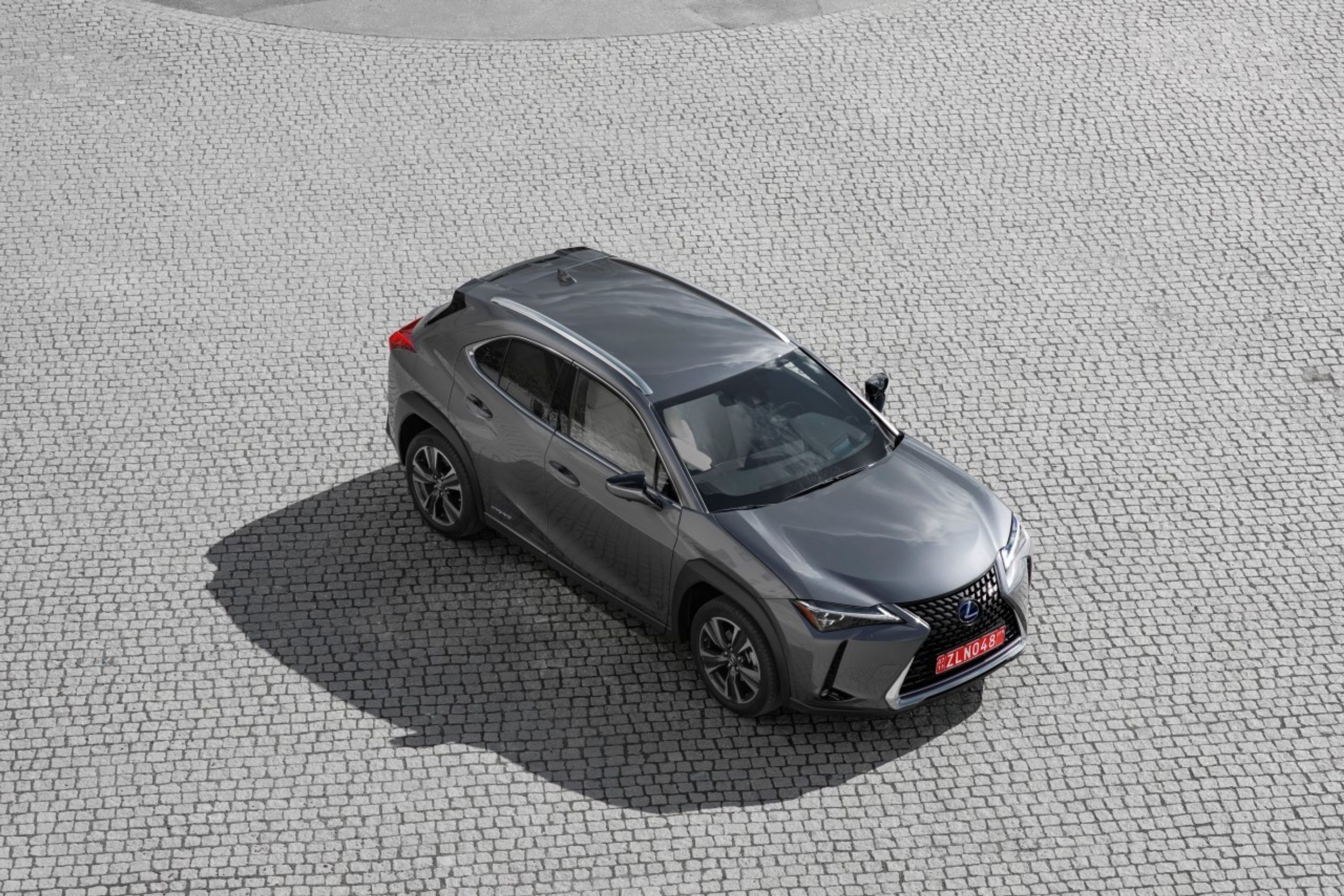 Hybridní crossover Lexus UX 250h - 9 - Fotogalerie: Crossover Lexus UX - elektromobil vs. hybrid (2/21)