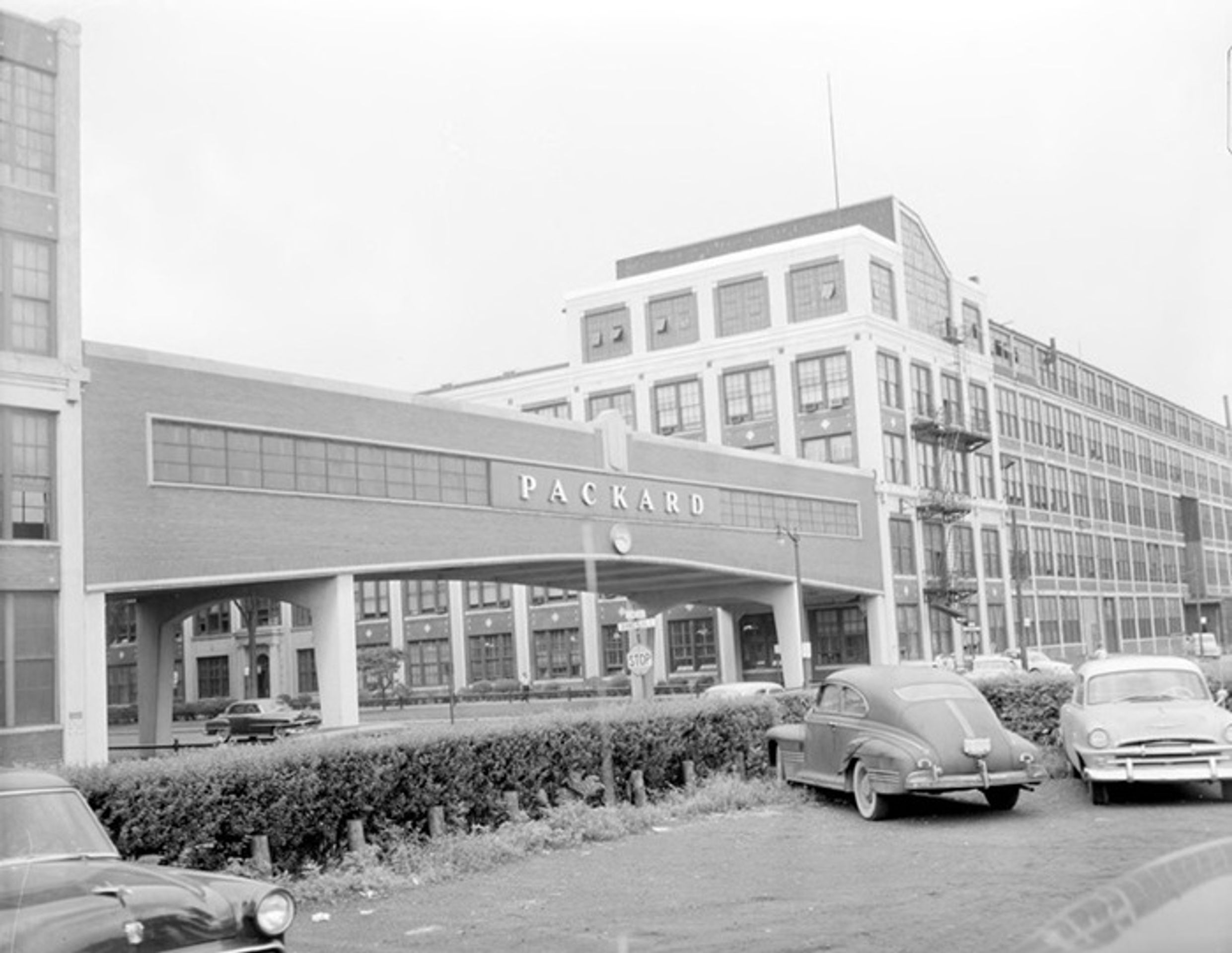 Packard Automotive Plant v Detroitu - Slavná obří továrna Packardu v Detroitu v dobách největší slávy a dnes (15/22)