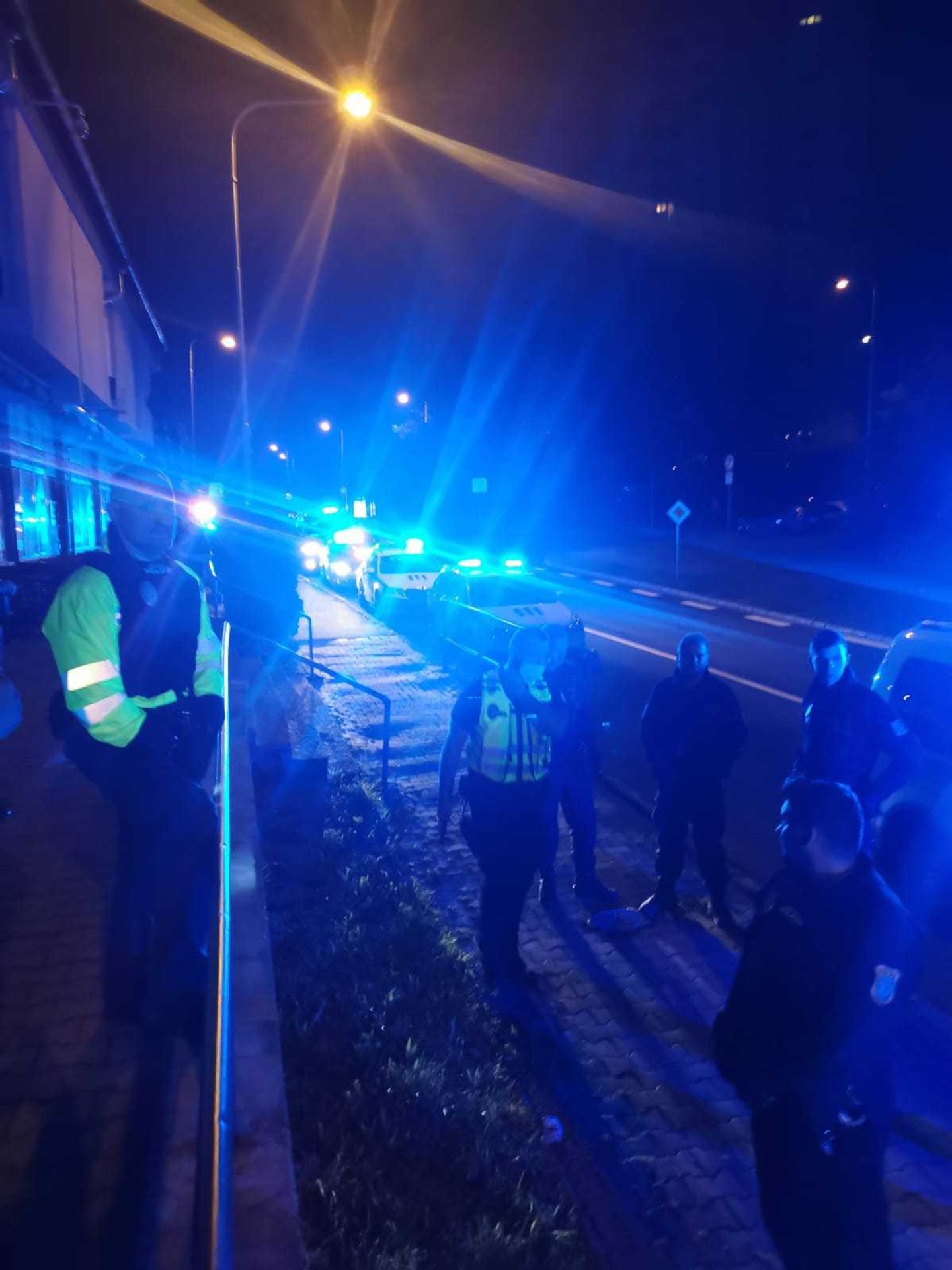 Zásah policistů před pivnicí v Ostravě-Zábřehu - 5 - GALERIE: Zásah policistů před pivnicí v Ostravě-Zábřehu (9/10)