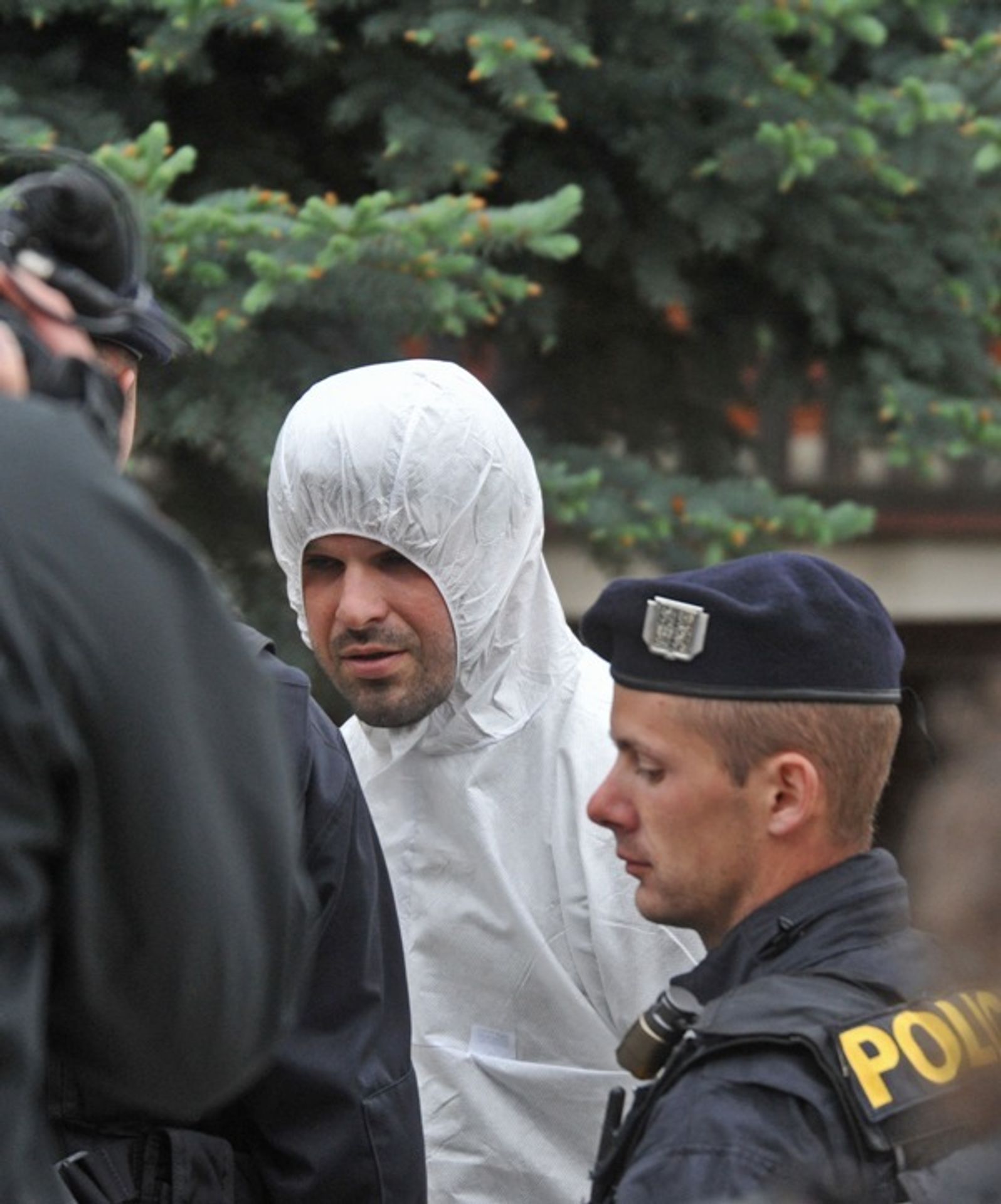 Čtyřnásobná vražda v Brně - policisté na místě činu - 6 - GALERIE: Čtyřnásobná vražda v Brně Ivanovicích - místo činu (6/8)