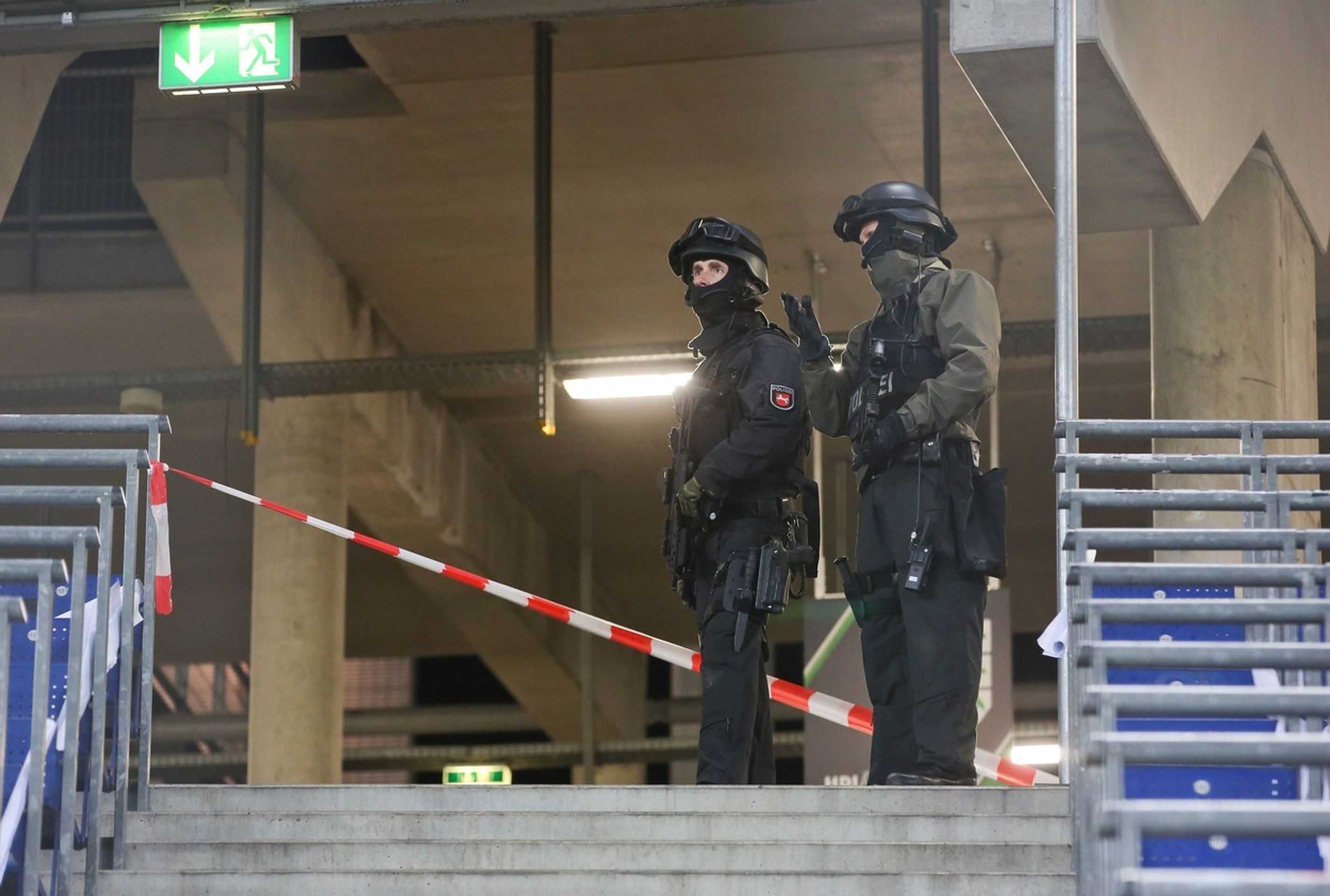 Policejní manévry na stadionu v Hannoveru - 2 - GALERIE: Policejní manévry na stadionu v Hannoveru (2/7)