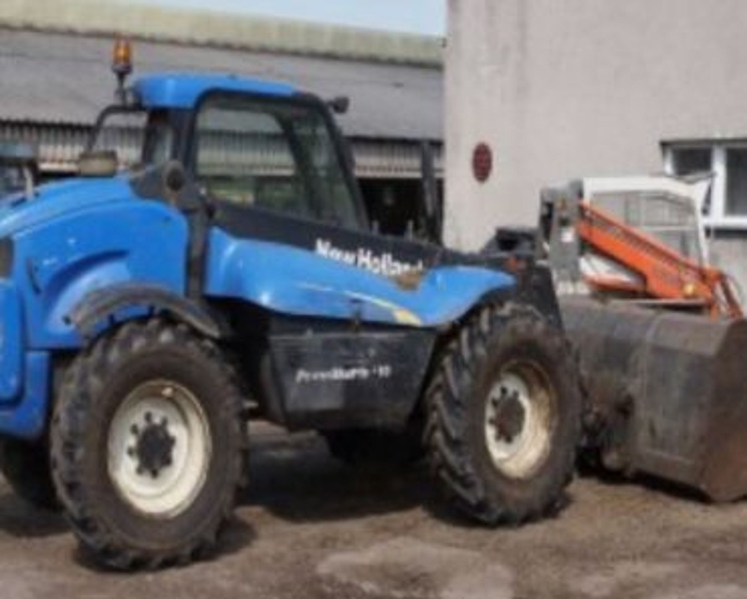 Teleskopický manipulátor New Holland - minimální kupní cena 321 000 Kč - GALERIE: Dražba vozů z insolvence a od státu (17/19)