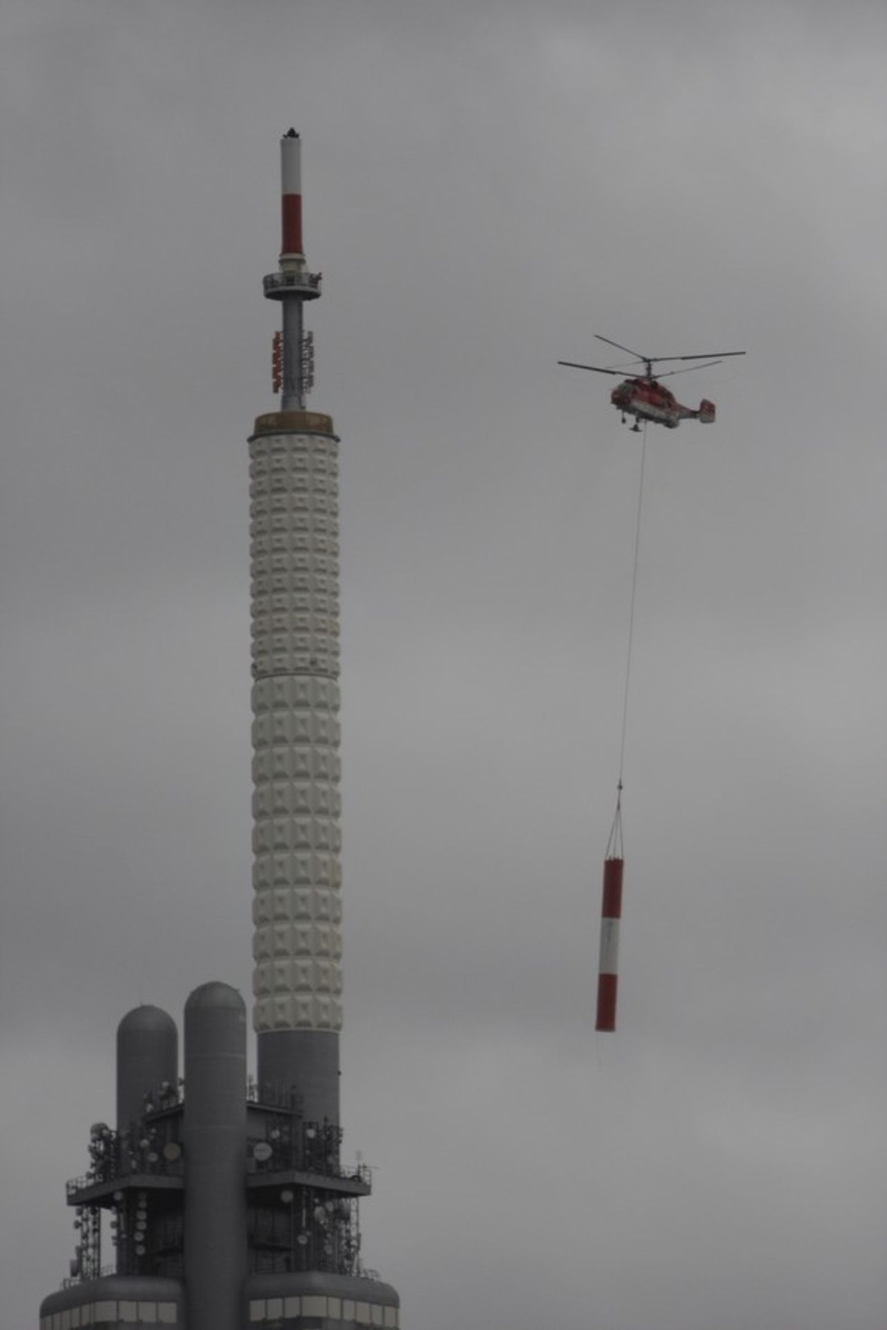 Vrtulník instaluje novou anténu na žižkovský vysílač - Fotogalerie - Vrtulník instaluje novou anténu na žižkovský vysílač (3/6)