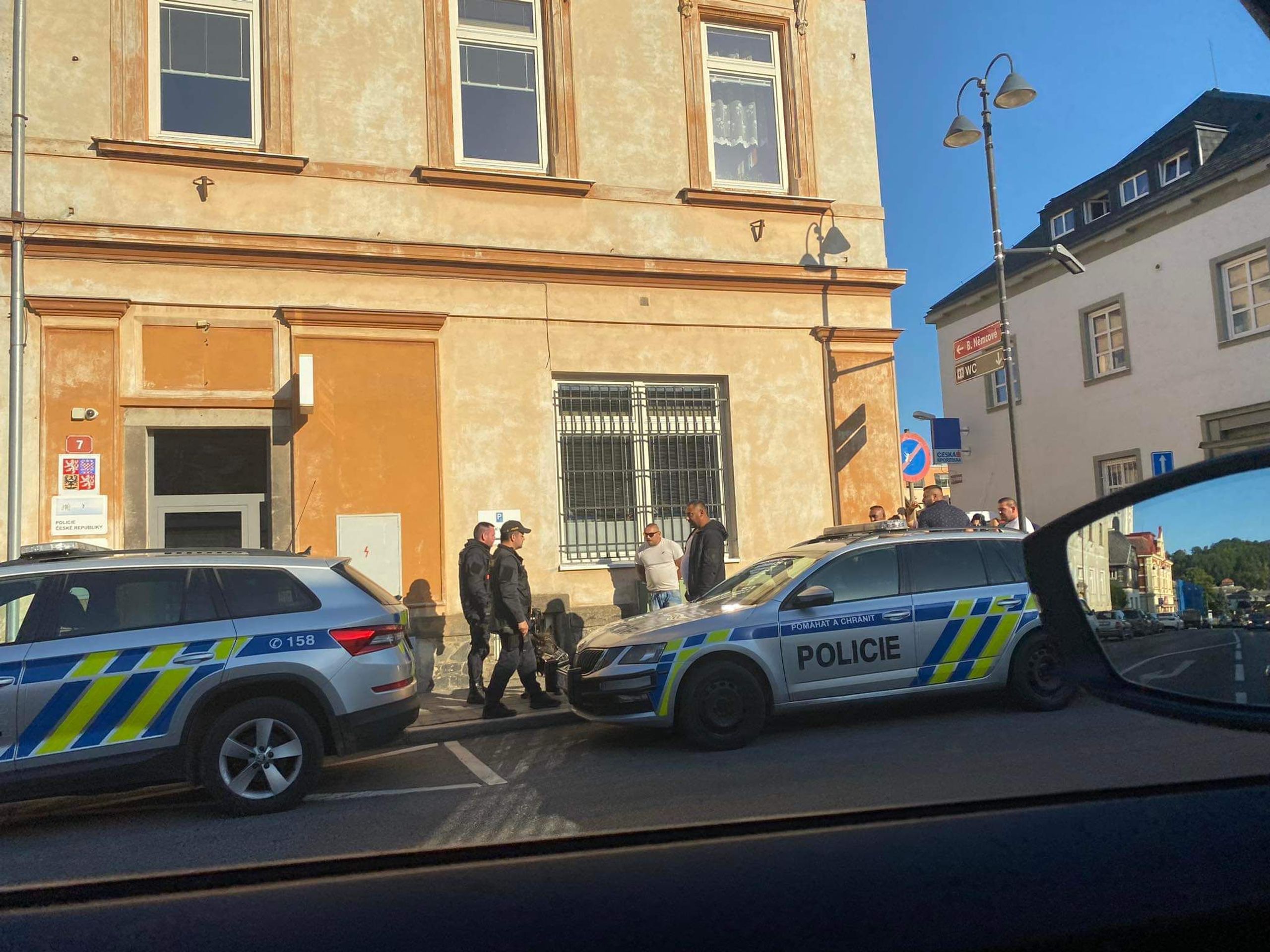 Útok tyčemi a srocování lidí před policejní služebnou v Novém Boru - Útok tyčemi a srocování lidí před policejní služebnou v Novém Boru (5/5)