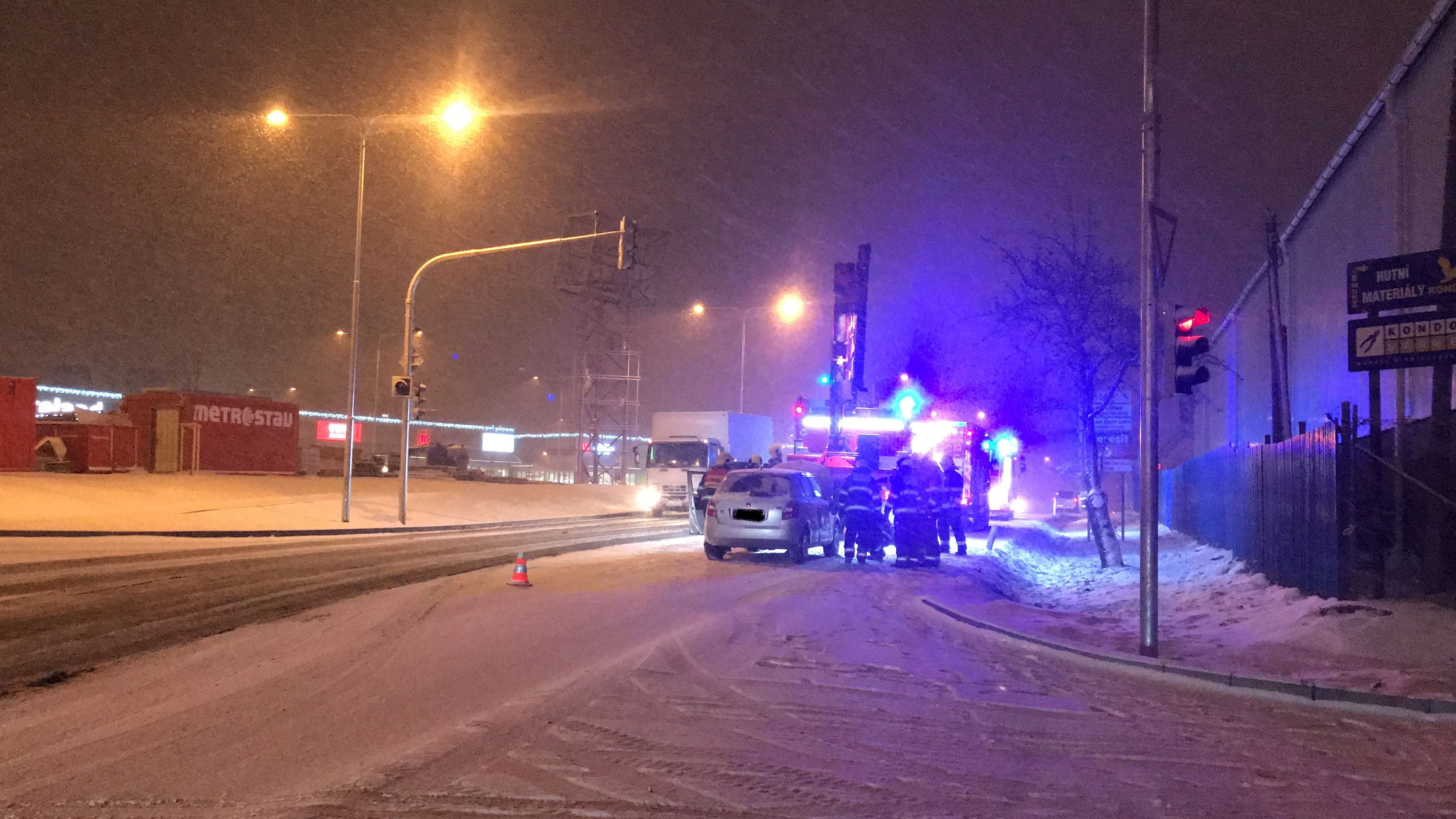 Řidička srazila dvě chodkyně v Praze 10 - GALERIE: V Praze srazilo auto dvě ženy. Skončilo o kus dál v příkopě (6/8)