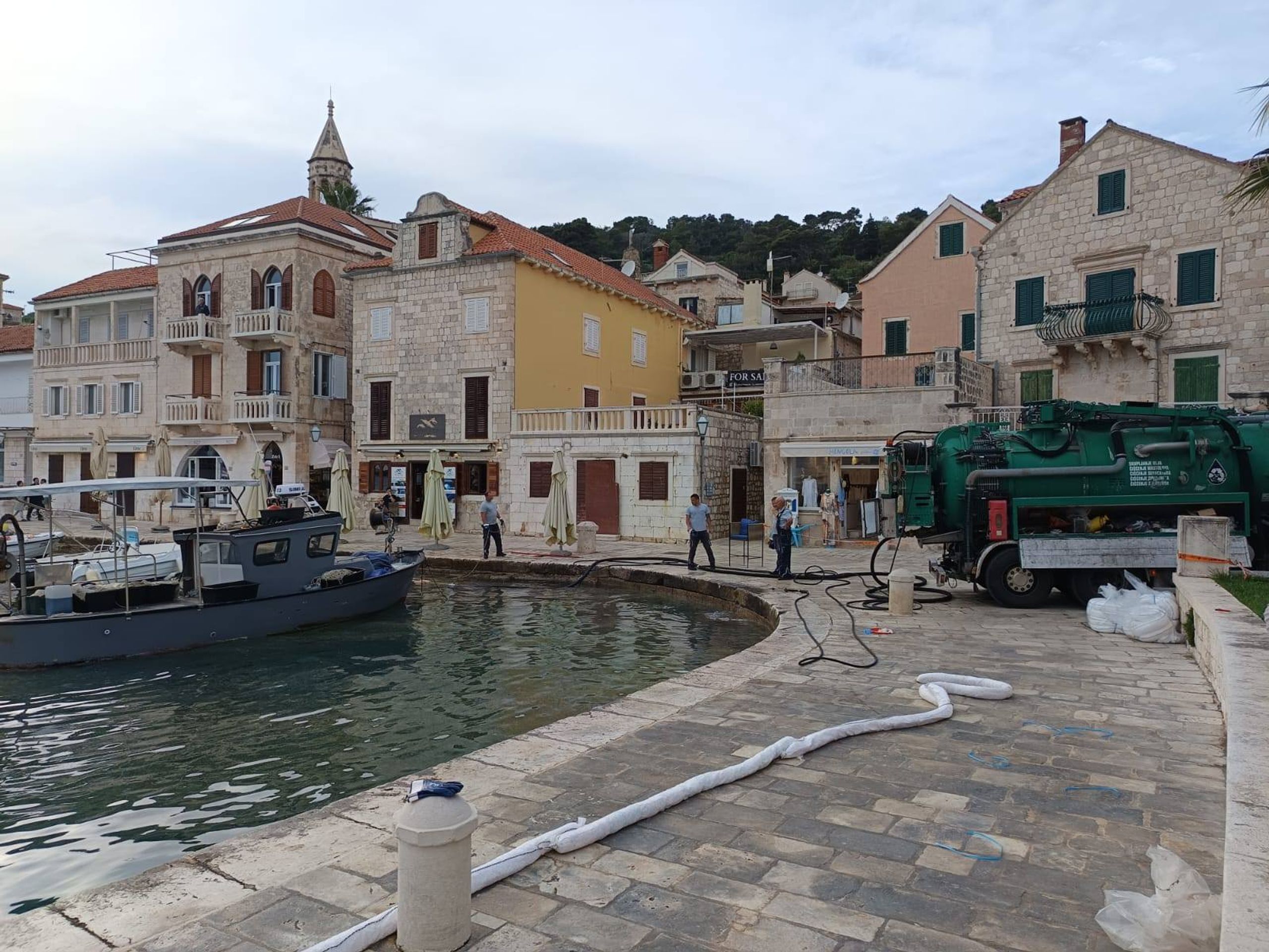 Únik nafty na ostrově Hvar - Únik nafty na ostrově Hvar (1/11)