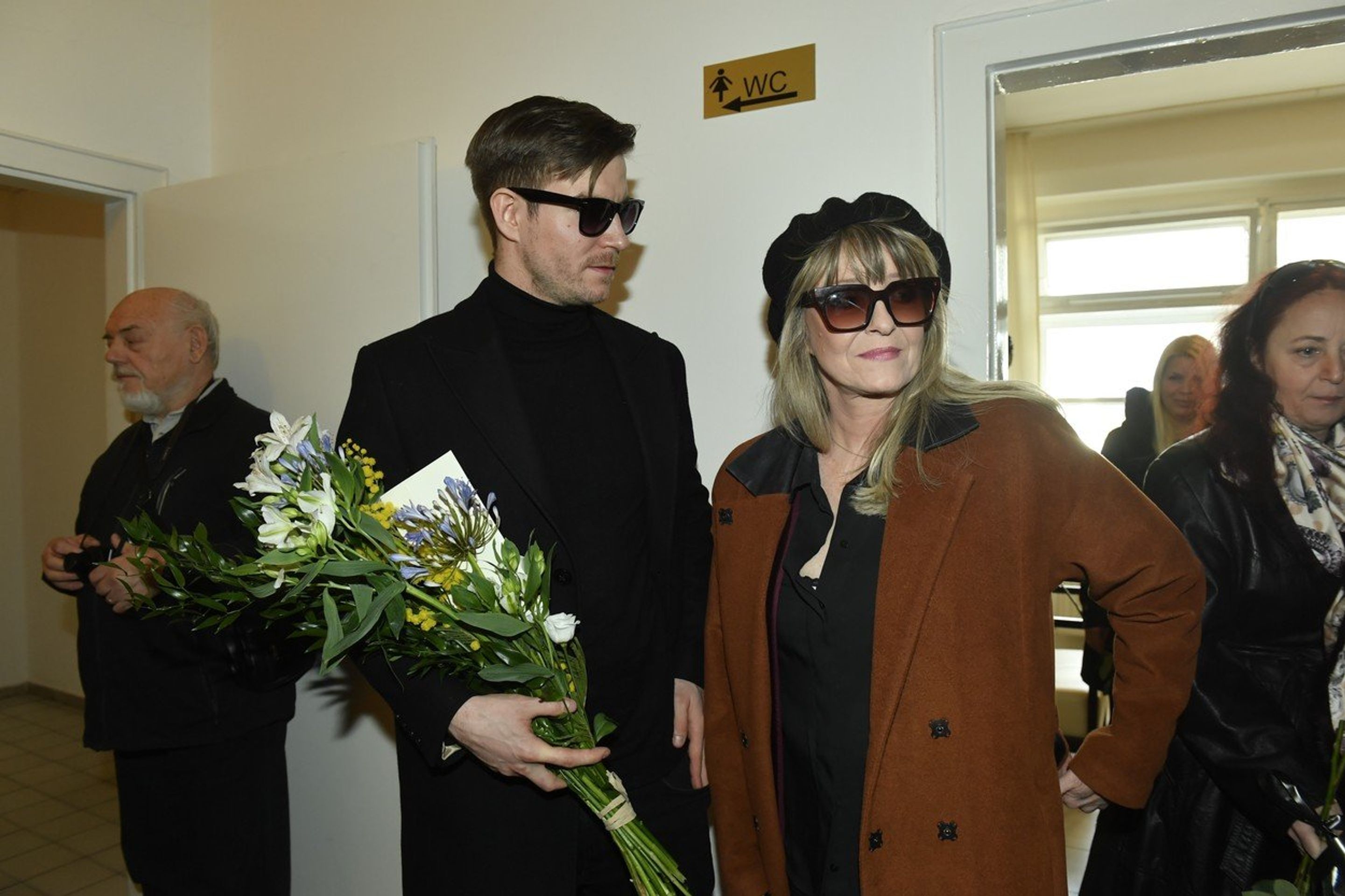 Chantal Poullain a Vladimír Polívka na pohřbu Jiřího Pechy - GALERIE: Rozloučení s Jiřím Pechou (4/13)