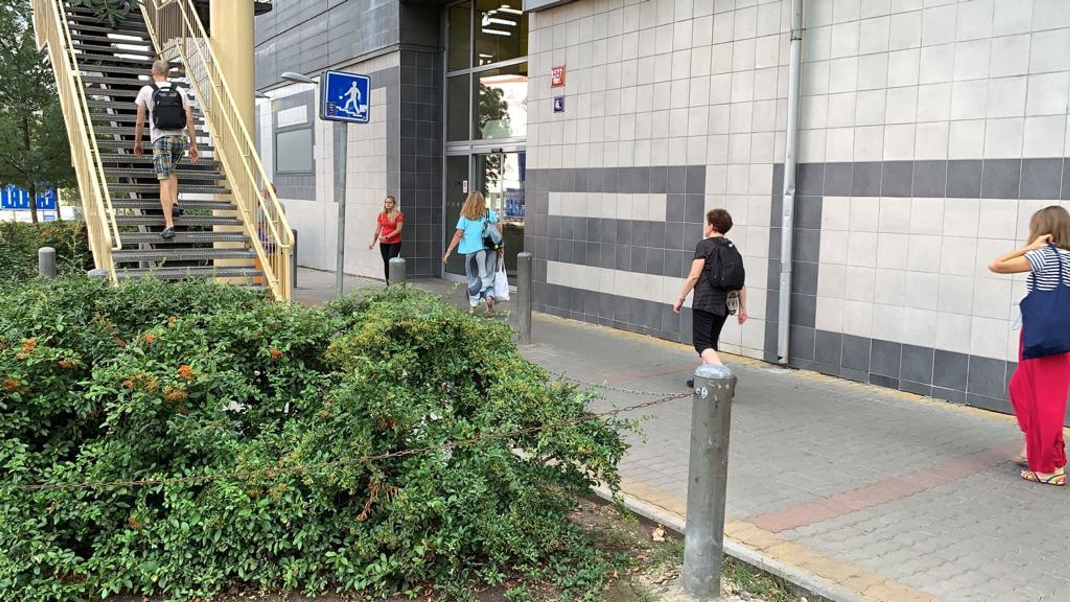 Muž se chtěl podřezat v obchoďáku - 6 - GALERIE: Muž se pokusil zabít v obchoďáku (6/7)