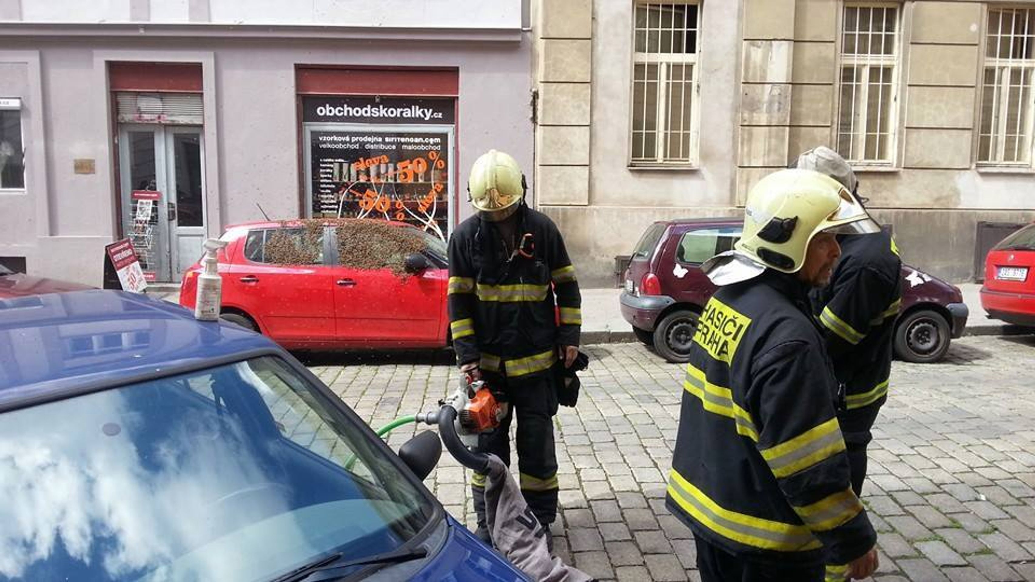 Včely obsadily osobní auto v centru Prahy - GALERIE: Včely obsadily osobní auto v centru Prahy (4/4)