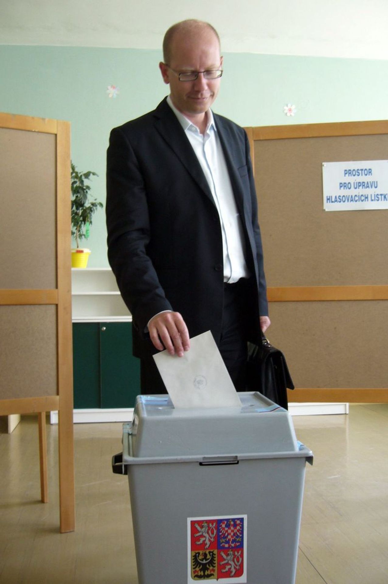 Bohuslav Sobotka volí - GALERIE: Politici u voleb (7/10)