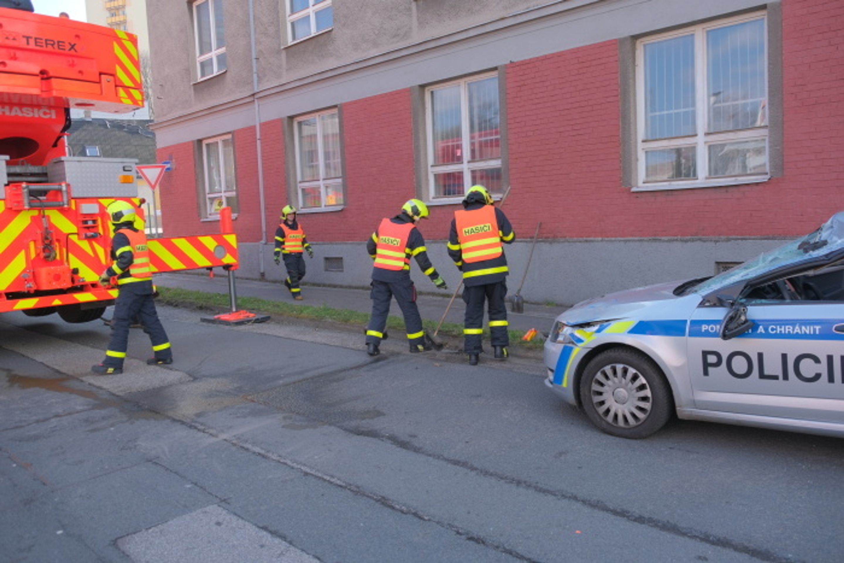 Kontejner v Ostravě spadl na policejní auto - 1 - GALERIE: Kontejner v Ostravě spadl na policejní auto (1/24)
