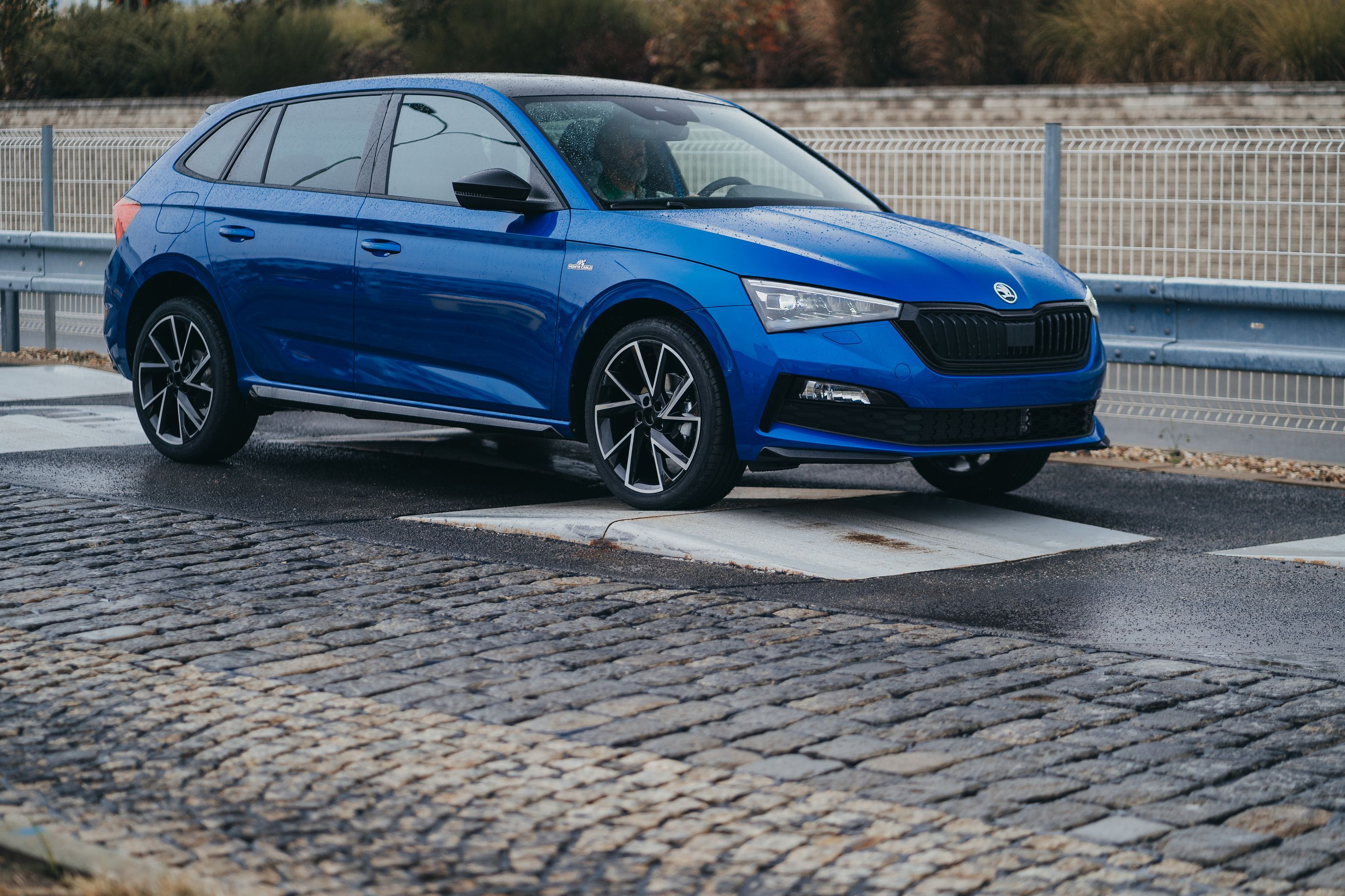 Zkušební polygon Škoda Auto v Mladé Boleslavi - Speciální polygon, na kterém se testují nové škodovky v Mladé Boleslavi (5/6)