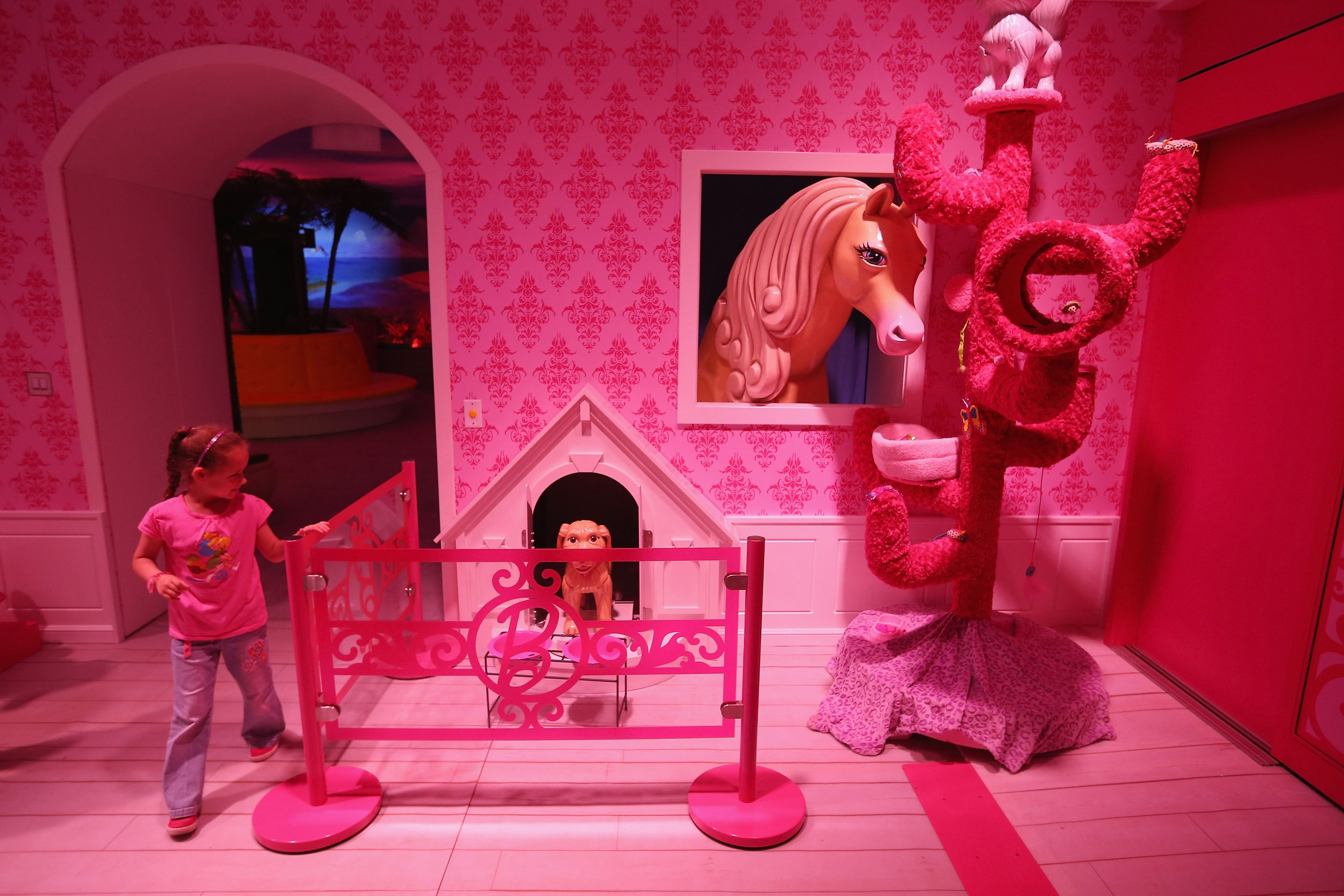 Dům Barbie v životní velikosti - GALERIE: Jak žije Barbie? Podívejte se do jejího domu v životní velikosti (7/16)