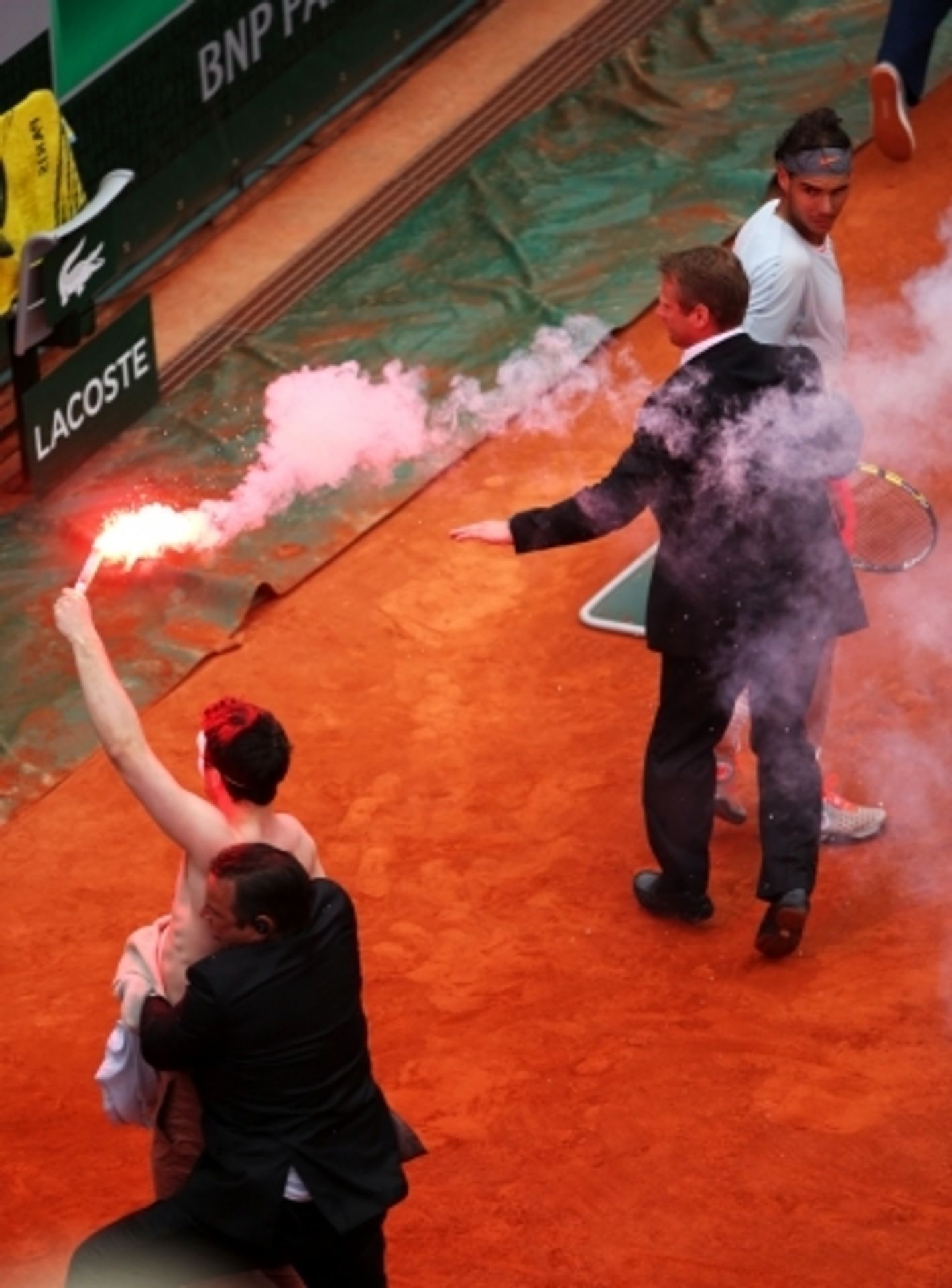 Narušitel s ohněm na French Open - 14 - GALERIE: Oheň a dýmovnice na French Open (13/15)
