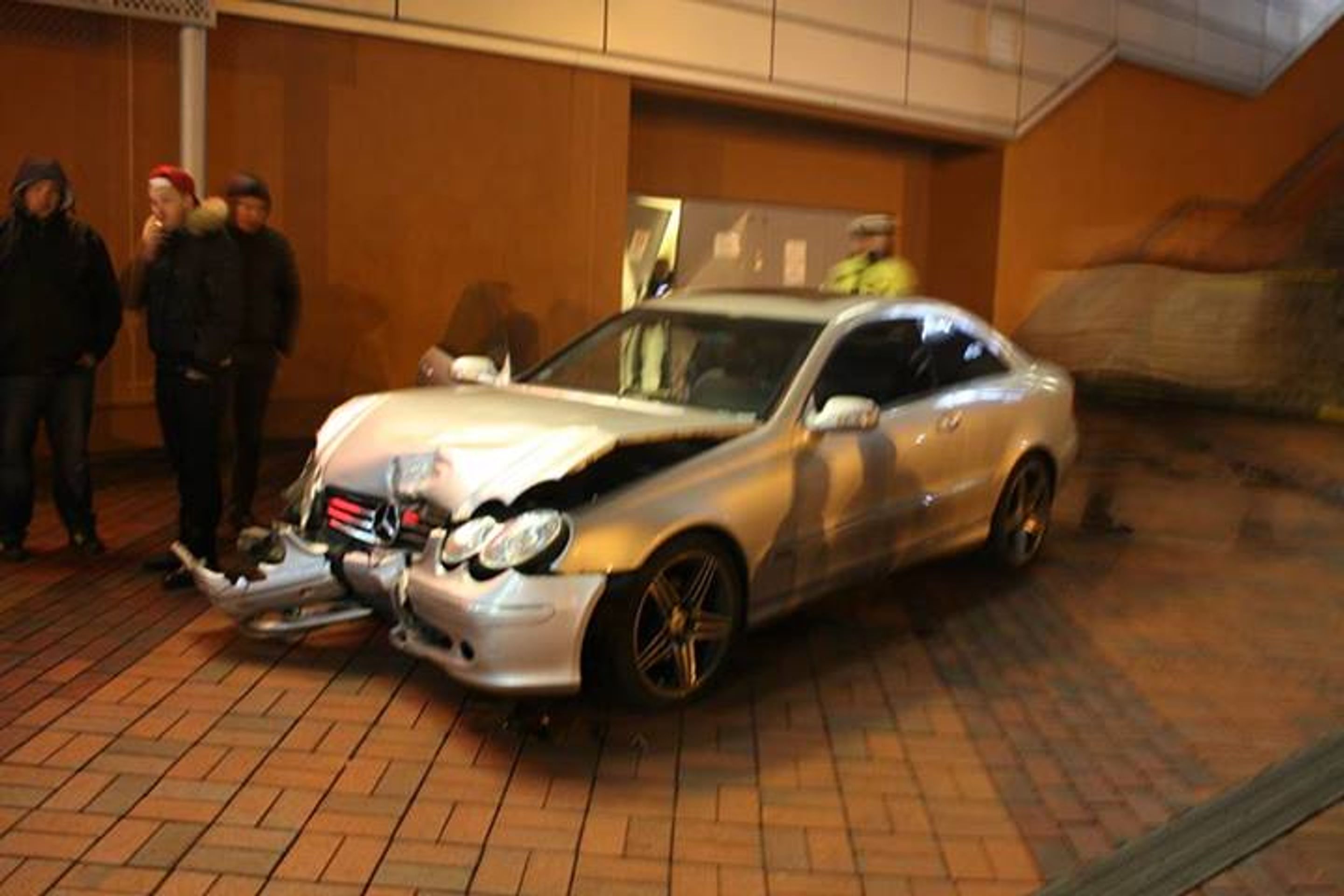Nehoda vozu v Letňanech - GALERIE: Nehoda na spanilé jízdě za Paula Walkera v Praze! (1/5)