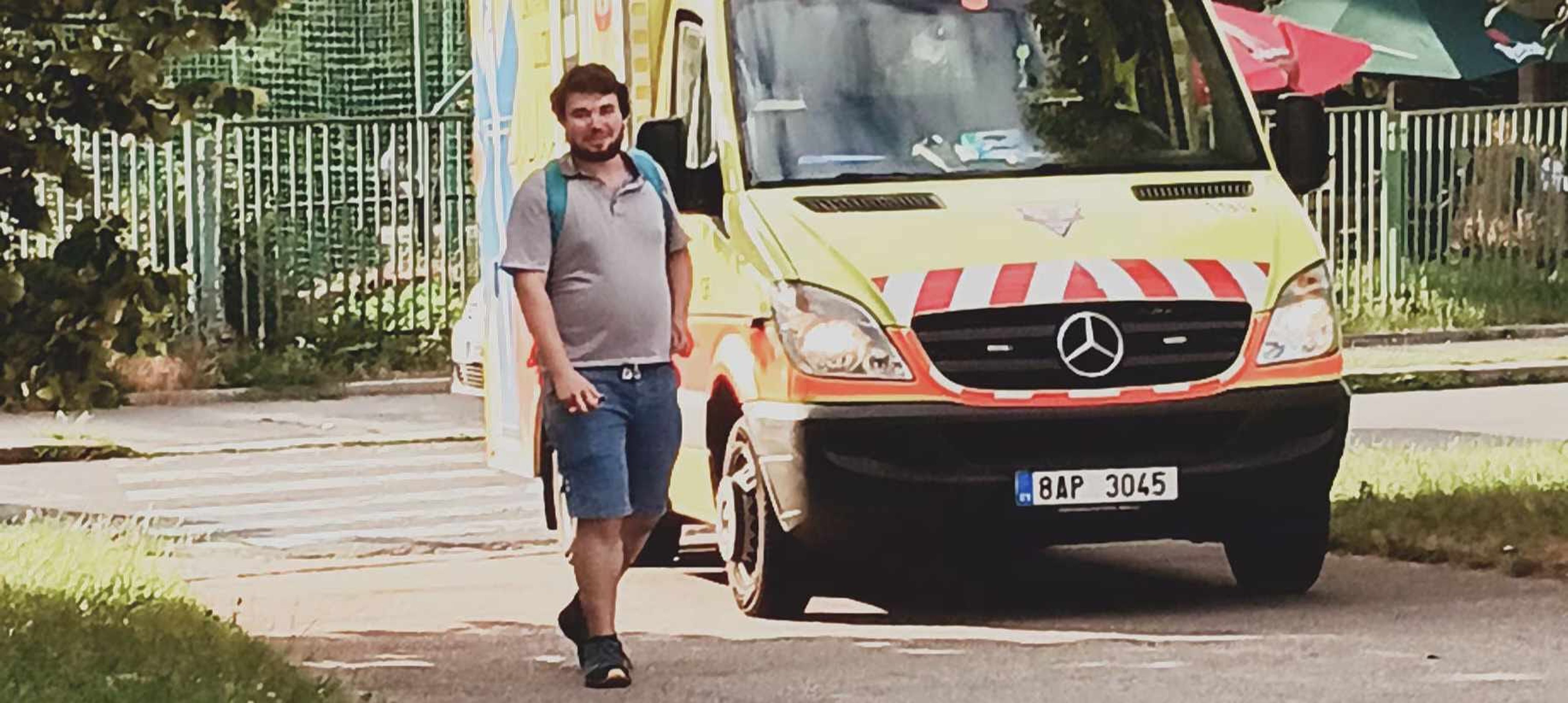 Dominik se považuje za sanitku (2) - Dominik se považuje za sanitku (4/5)