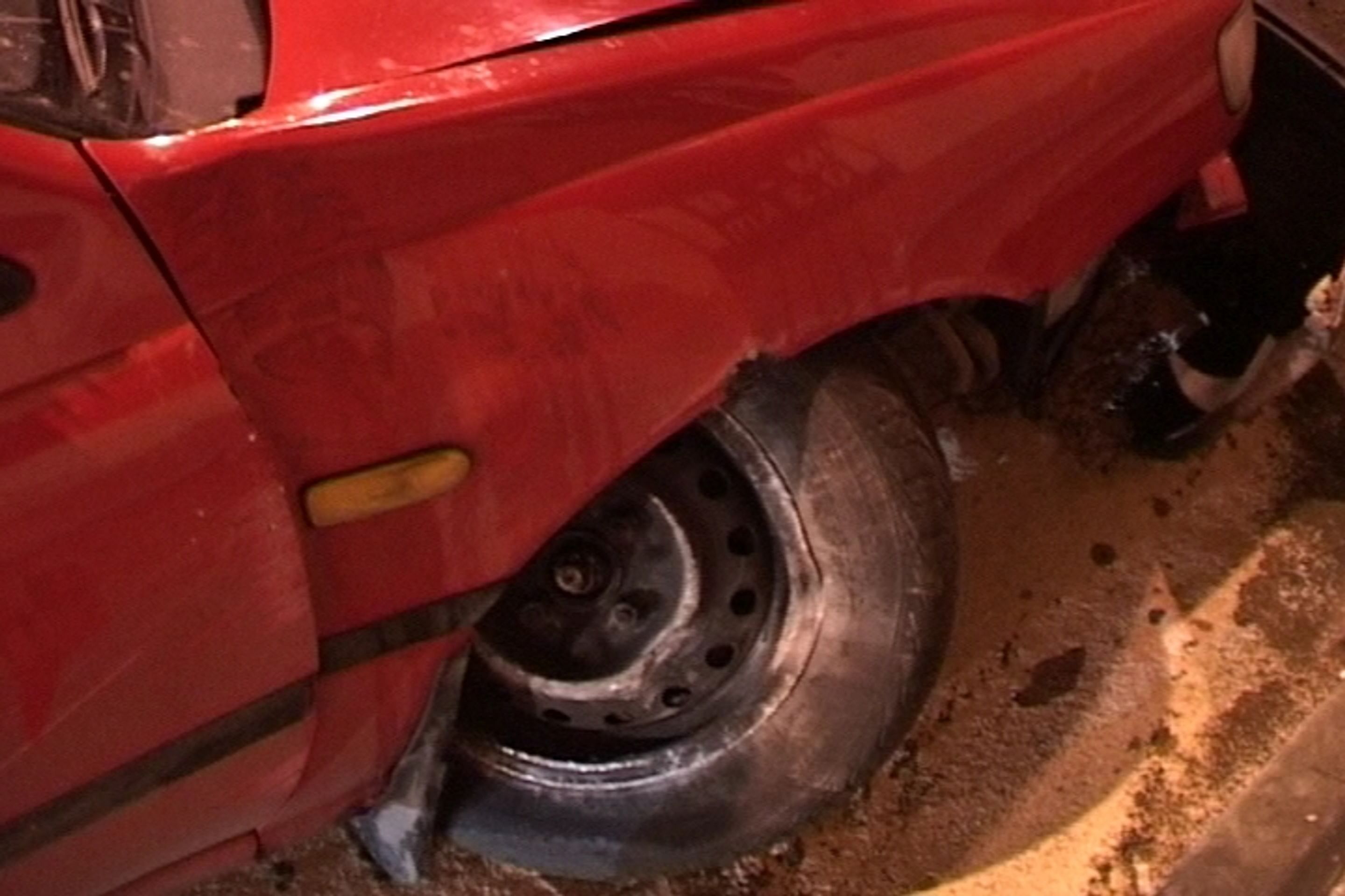 Zlomené kolo po nehodě auta v tunelu. - V tunelu Mrázovka jelo auto po střeše (3/3)