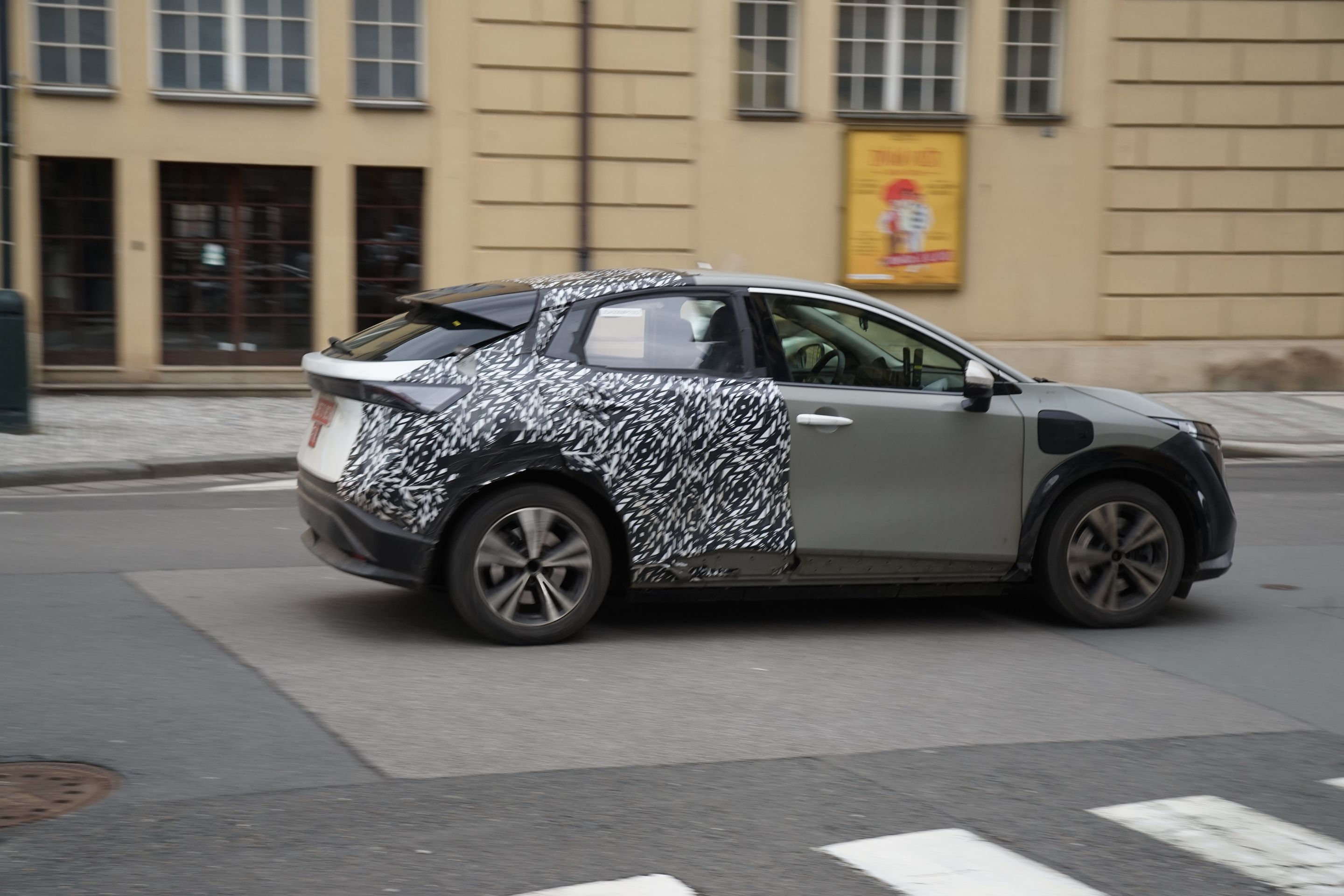 Testovací muly Nissanu v centru Prahy - Novinky od Nissanu (3/13)